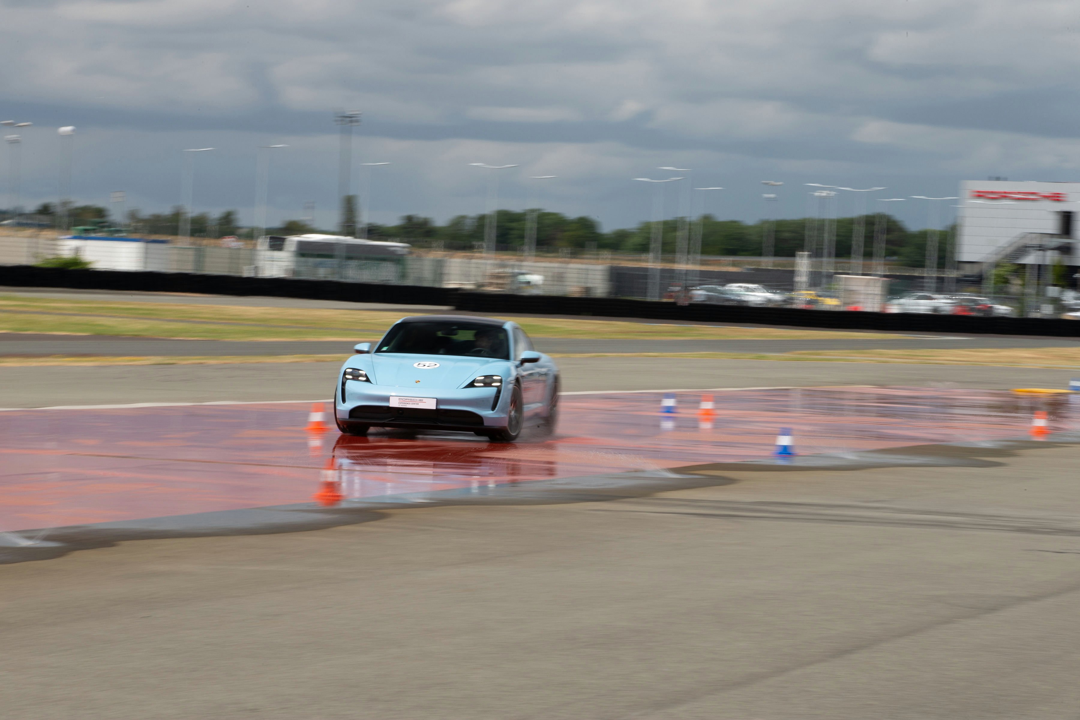 Porsche - quelques glissades sur une piste recouverte de résine