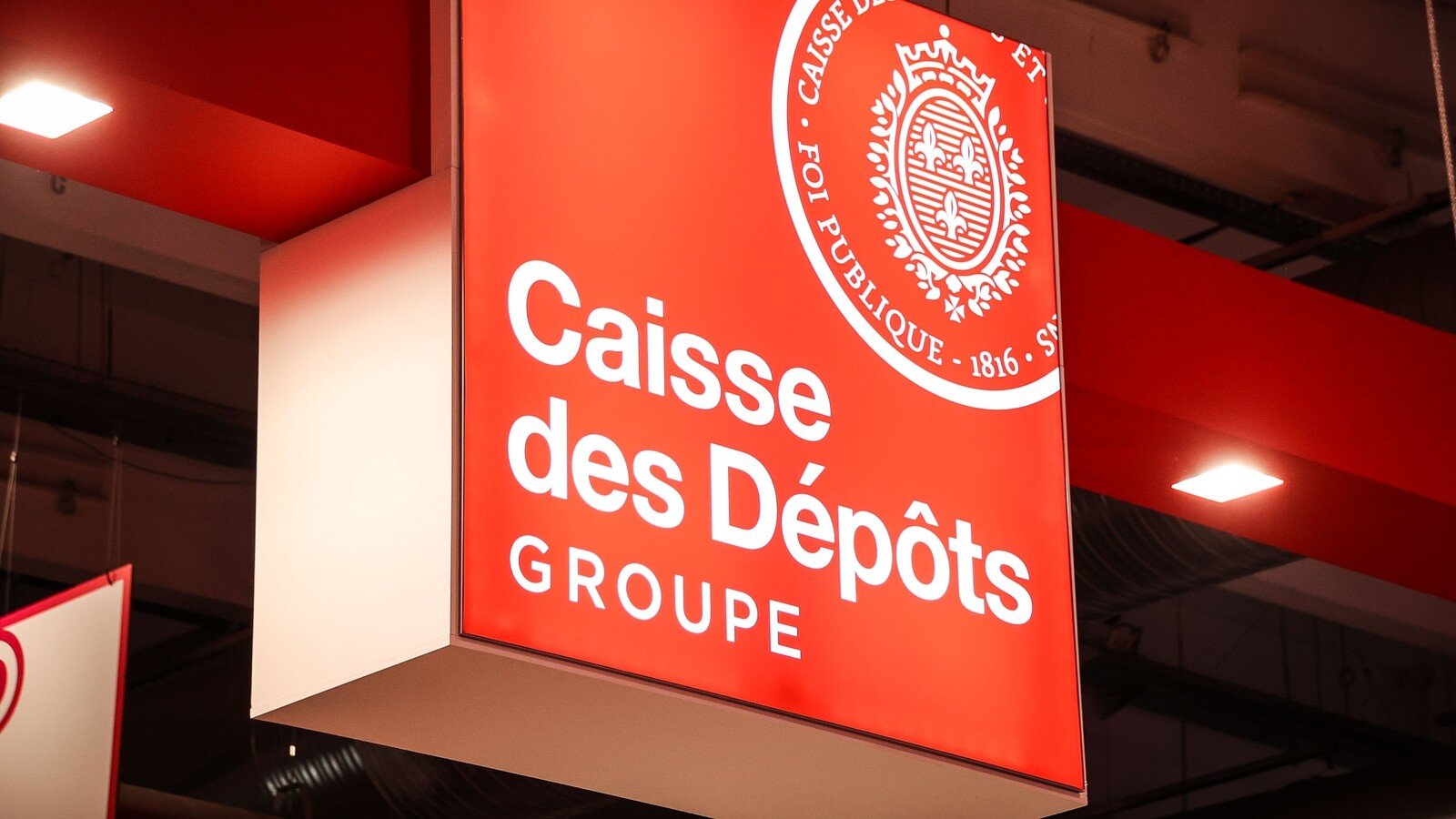 Une arnaque au faux conseiller usurpe actuellement l'identité de la Caisse des Dépôts pour piéger des particuliers. © Ninotnan / Shutterstock
