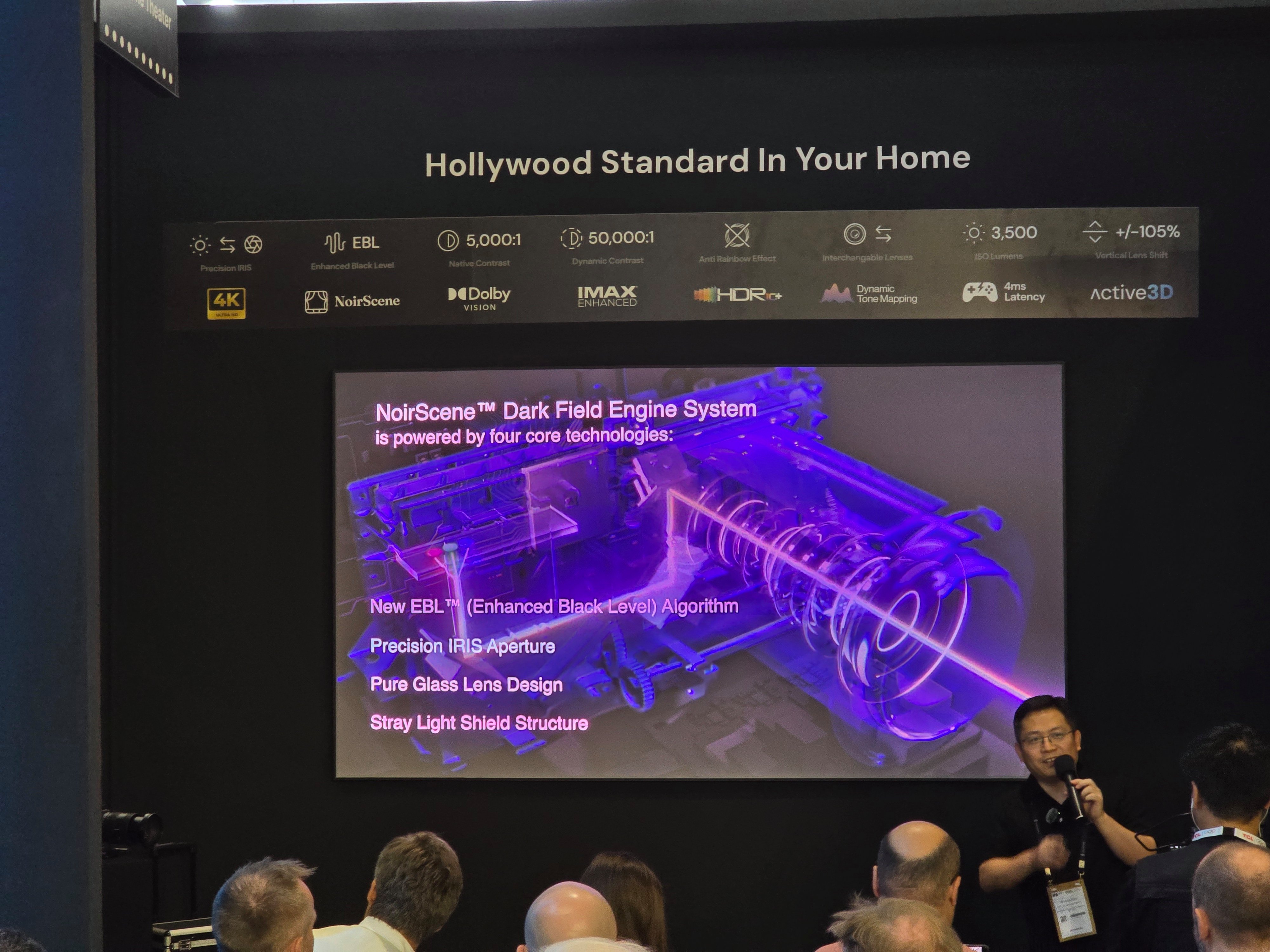 Eason Zhu présente les technologies à l'œuvre dans le VisionMaster Max lors de l'IFA. © Matthieu Legouge