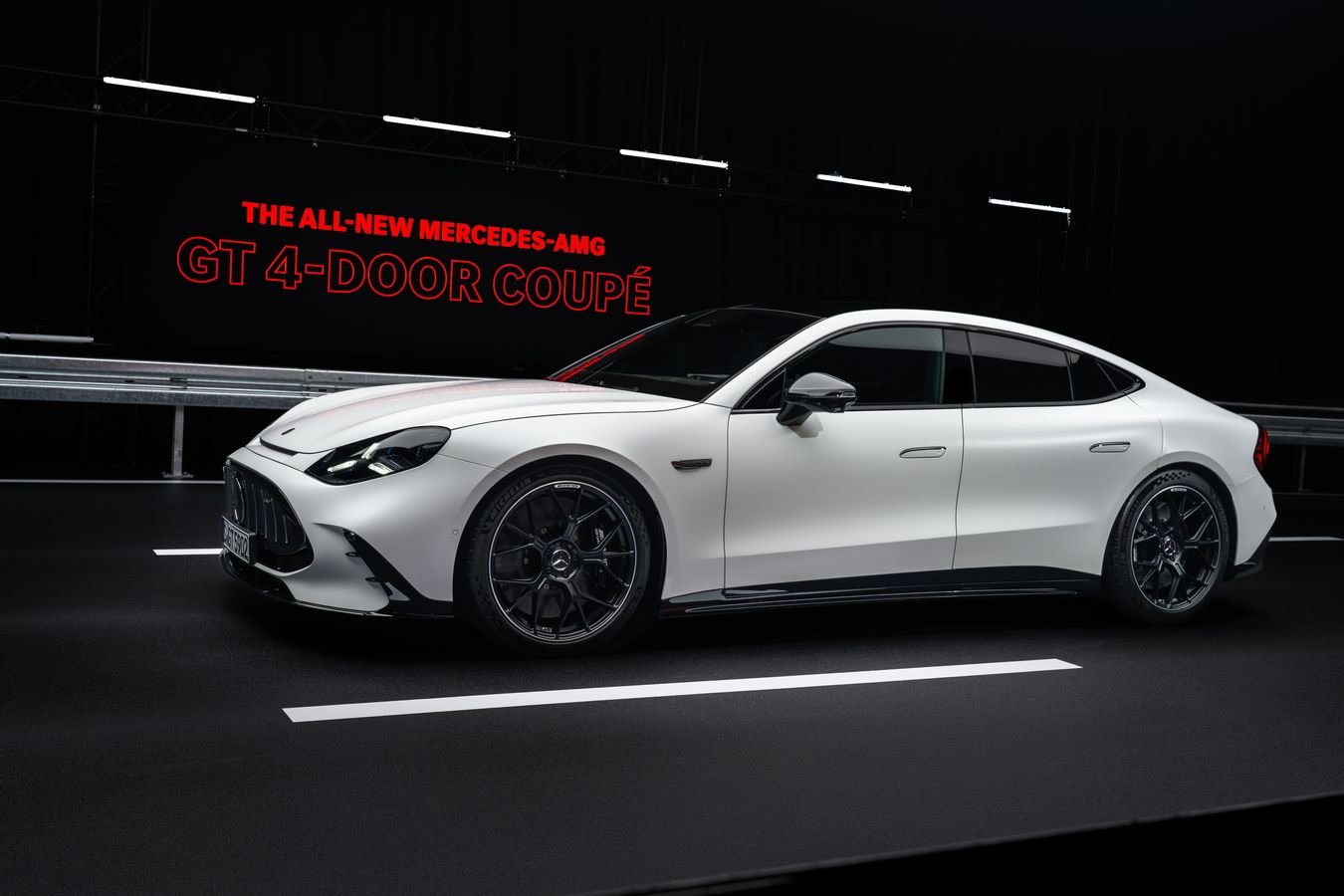 Ligne fastback dynamique, long capot avant bas, pare-brise fortement incliné, diffuseur arrière distinctif... la Mercedes-AMG GT Coupé veut représenter "la performance au plus haut niveau". ©Mercedes