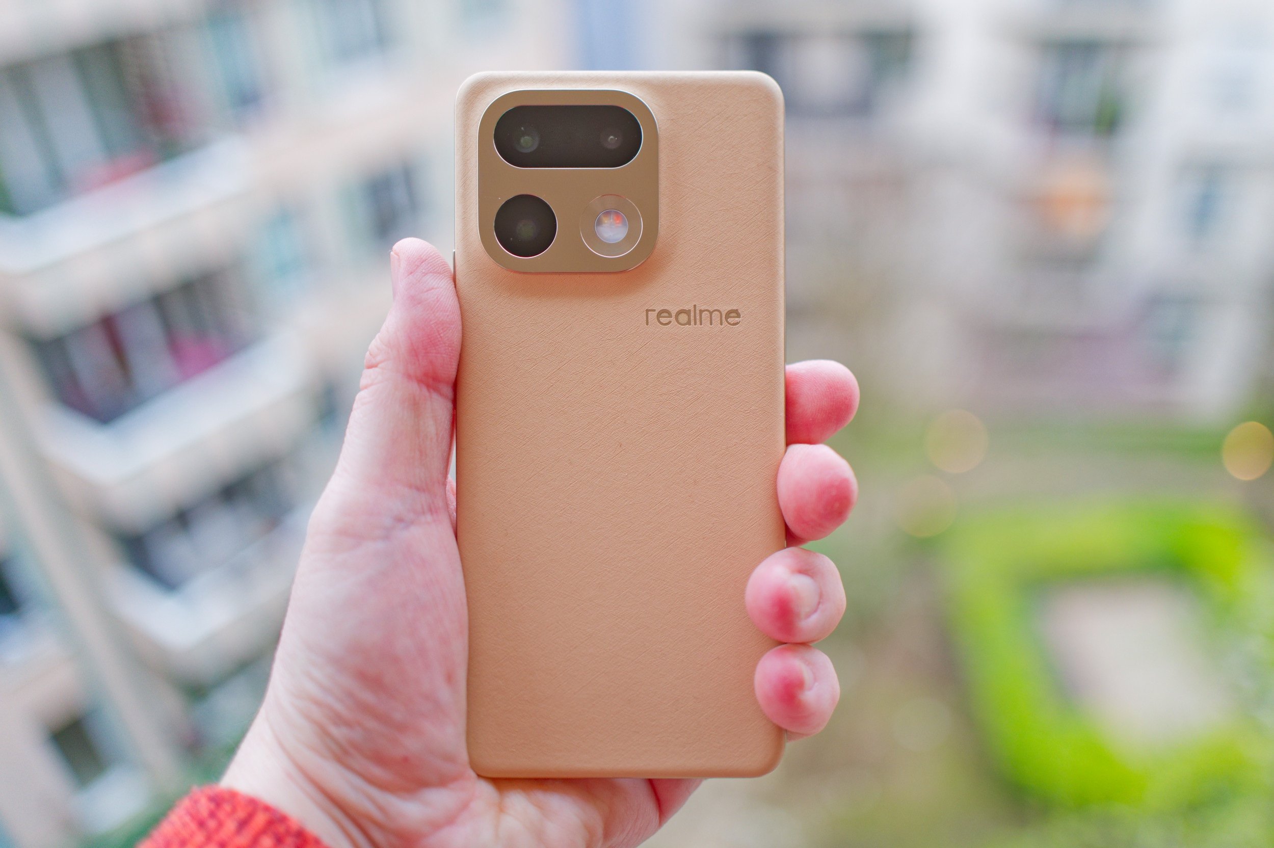 La finition au toucher simili cuir du Realme 16 Pro+. ©Marc Mitrani pour Clubic