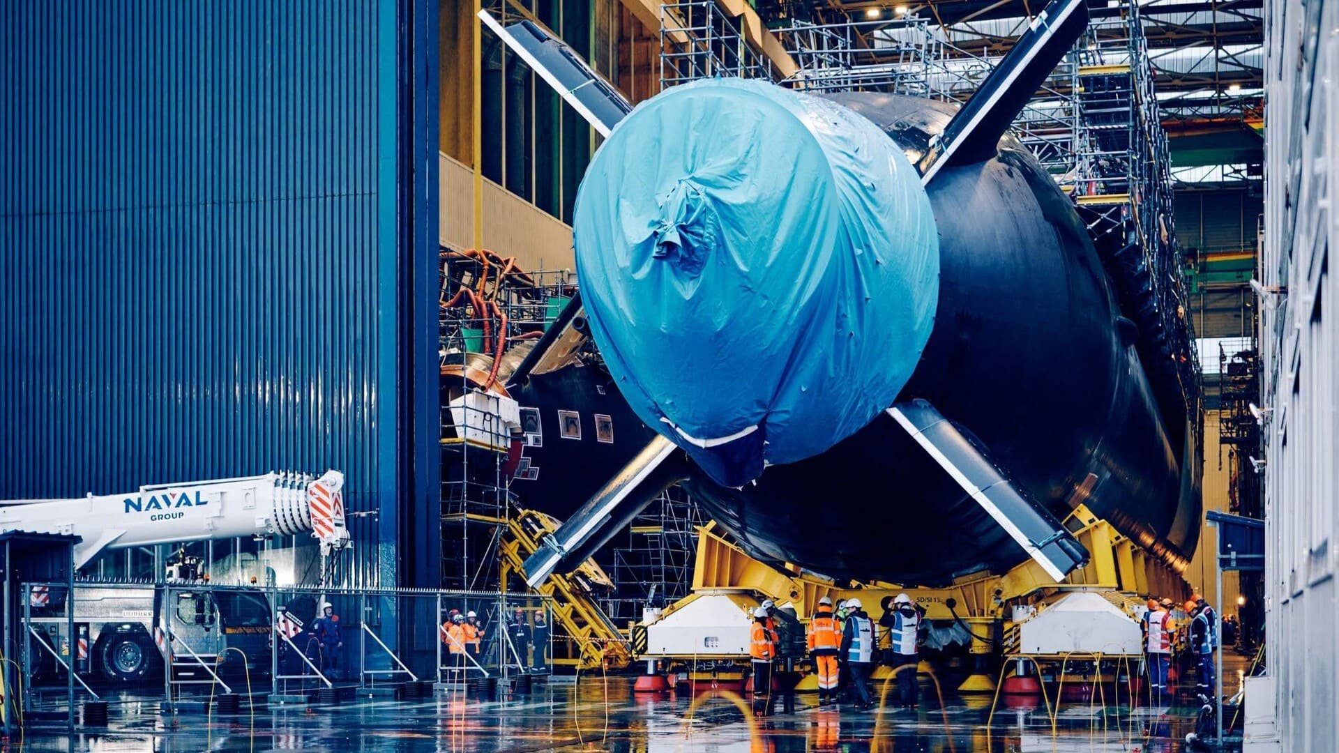 Le sous-marin nucléaire d’attaque Rubis quitte son hall de construction de Naval Group, à Cherbourg, le 16 octobre 2026. © Naval Group
