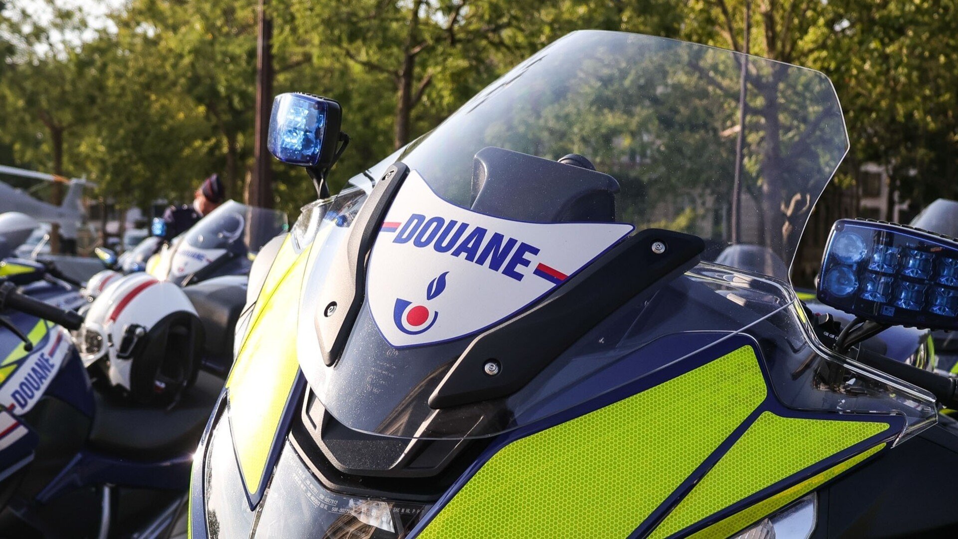 Une moto de la Douane française, reconnaissable à son bandeau bleu-blanc-rouge et à ses équipements de sécurité. © Ninotnan / Shutterstock