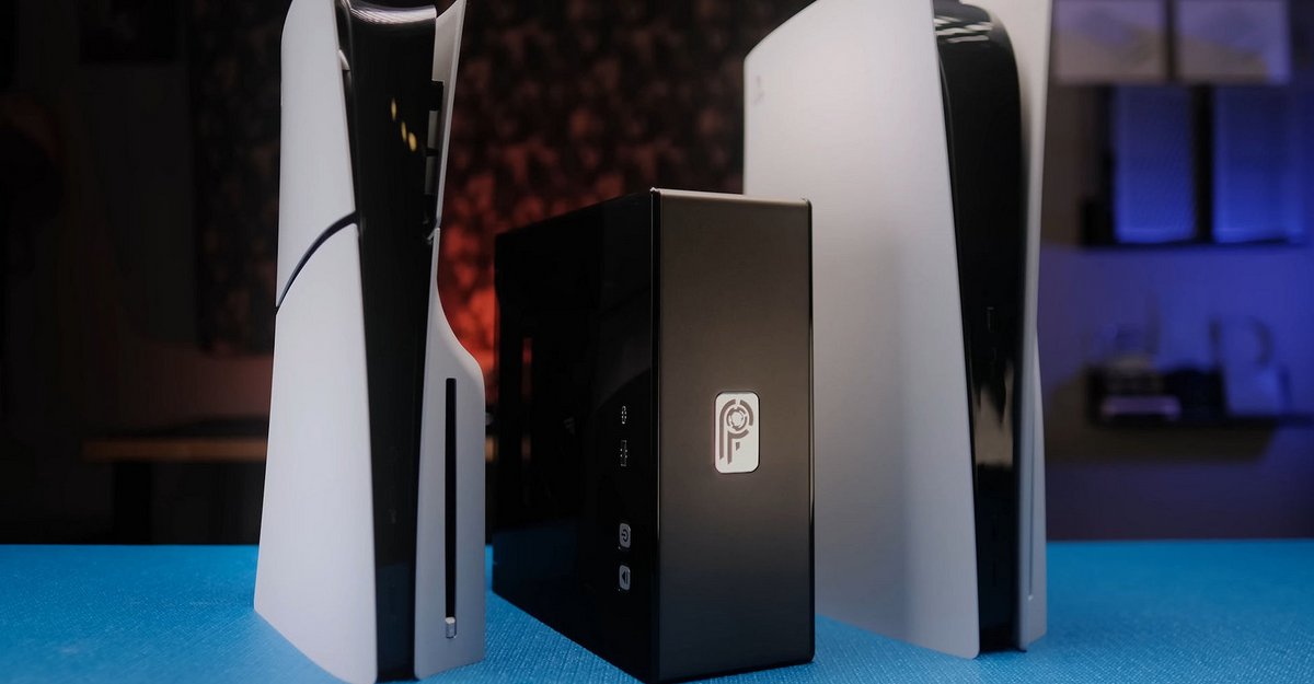 La Tiny PS5 Redux encadré par les modèles de Sony. ©Not From Concentrate