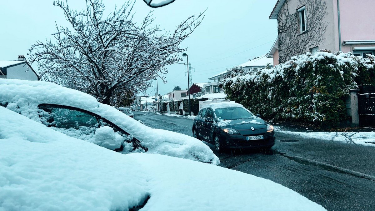 La ville d'Orsay transforme Waze en outil de gestion de crise face à la neige. © Novikov Aleksey / Shutterstock