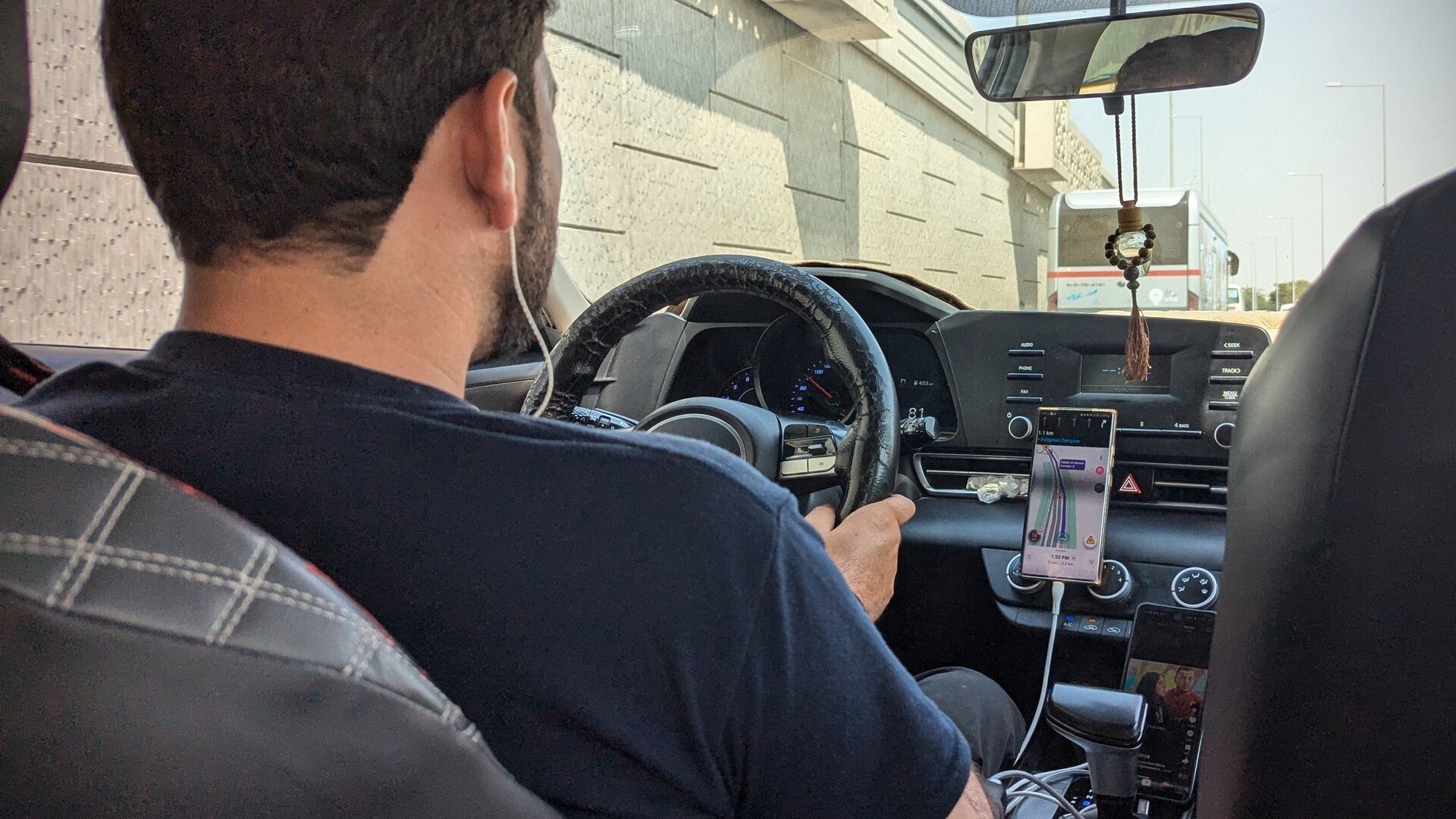 Uber vient d'écoper d'une amende de 825 millions d'euros pour avoir désactivé automatiquement des comptes de chauffeurs, sans intervention humaine. © Shutterstock