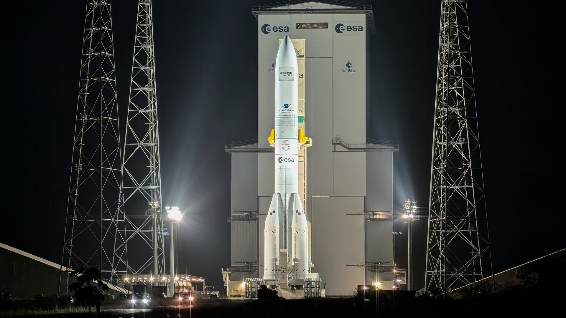 La fusée Ariane 6, en configuration 64 (4 boosters), sur son pas de tir. © Alexandre Boero / Clubic