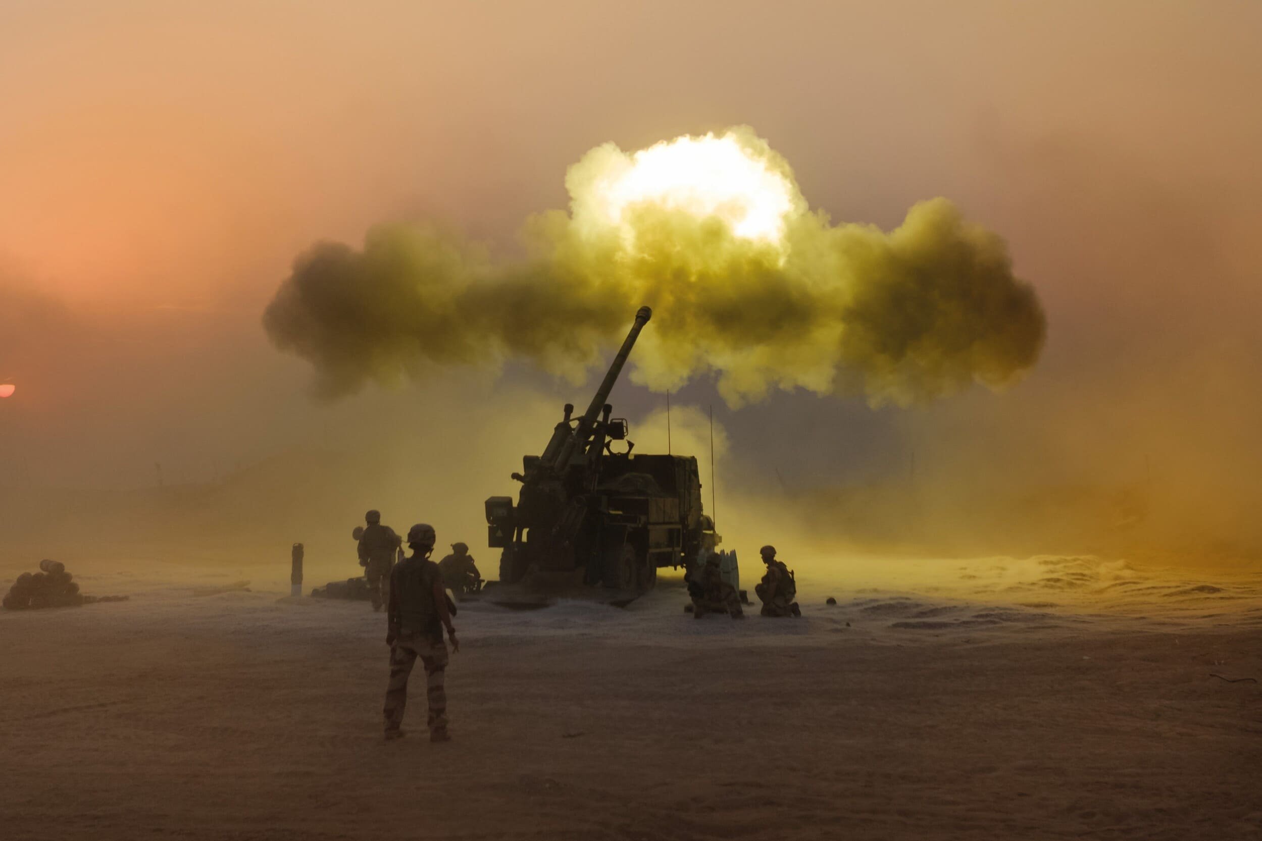 Tir d'un canon Caesar, dans la semi obscurité, entouré de militaires français. © Alexandre Serpillo/armée de Terre/Défense
