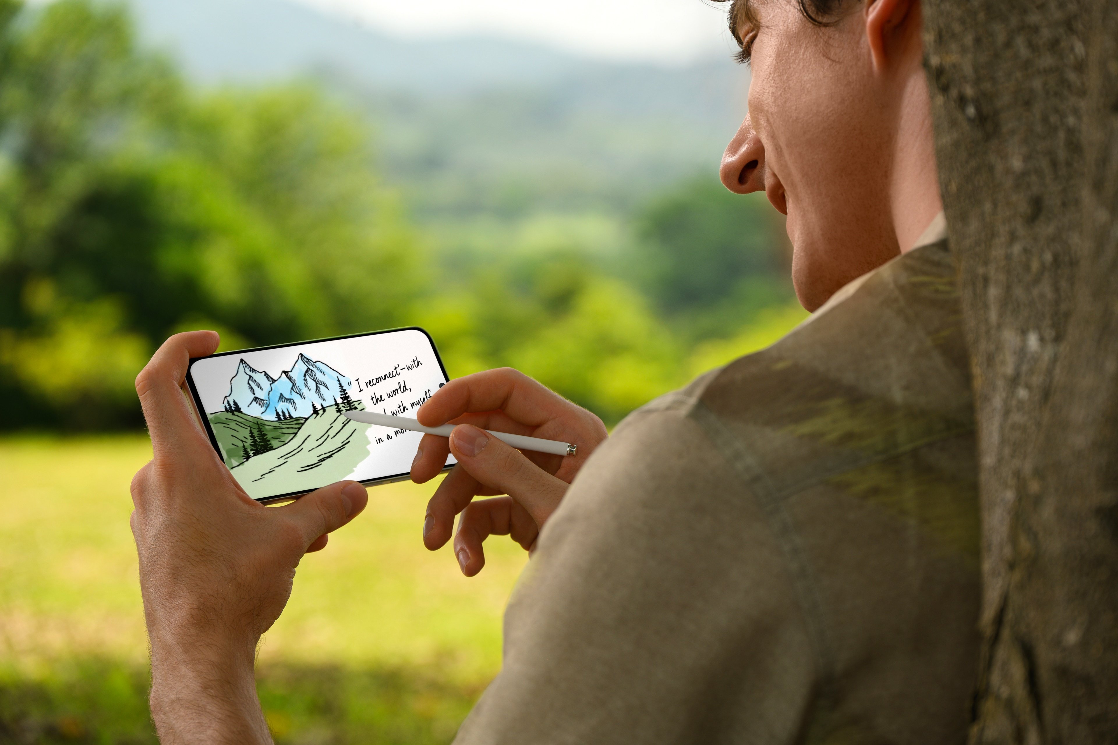 L'écran du NXTPAPER Ultra 60 intègre une technologie d'affichage propriétaire qui promet une expérience proche de celle du papier. ©TCL