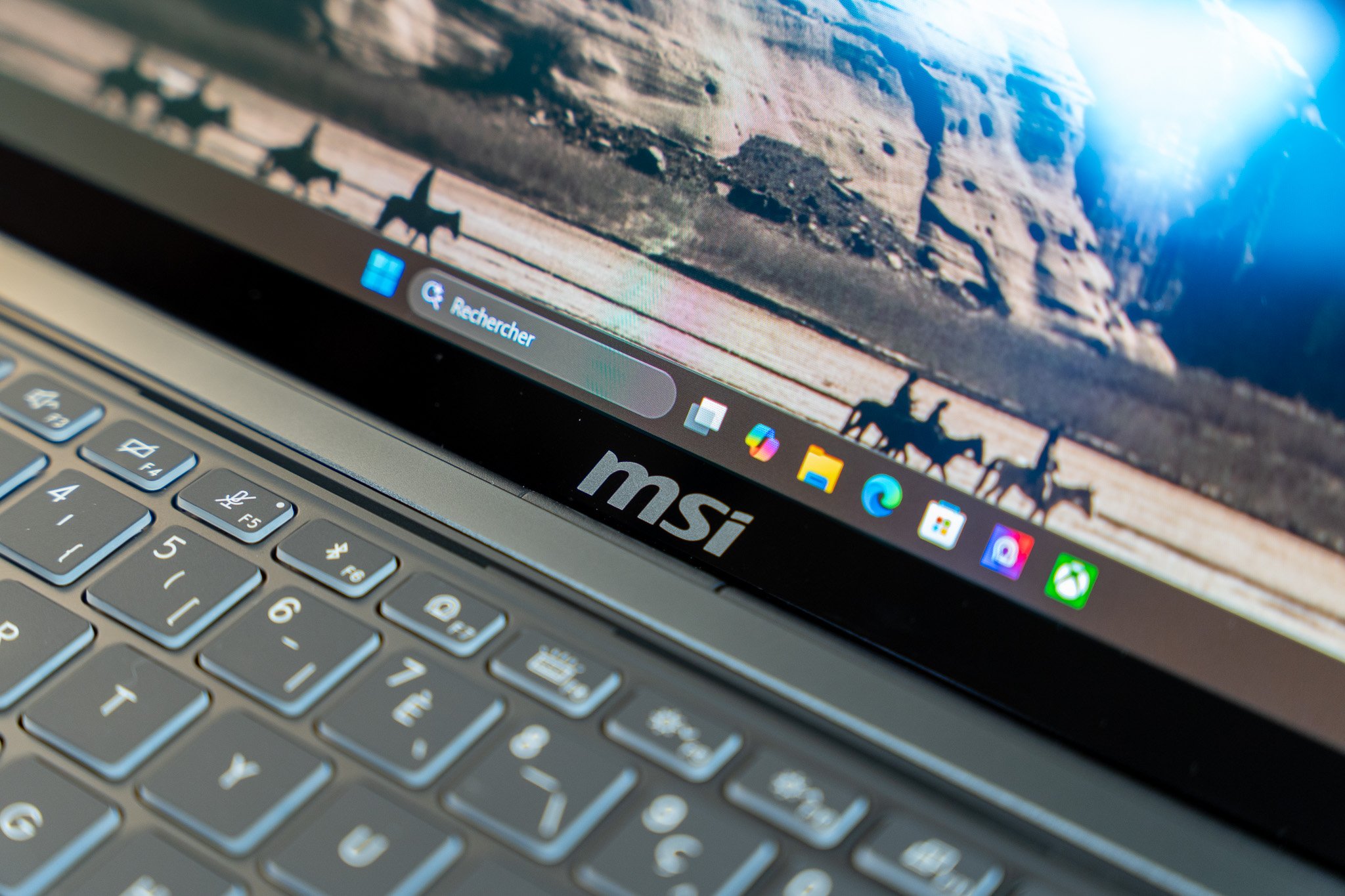 La barre de recherche de Windows 11 sur un MSI Stealth 16 AI+, pour illustration. © Nathan Le Gohlisse pour Clubic