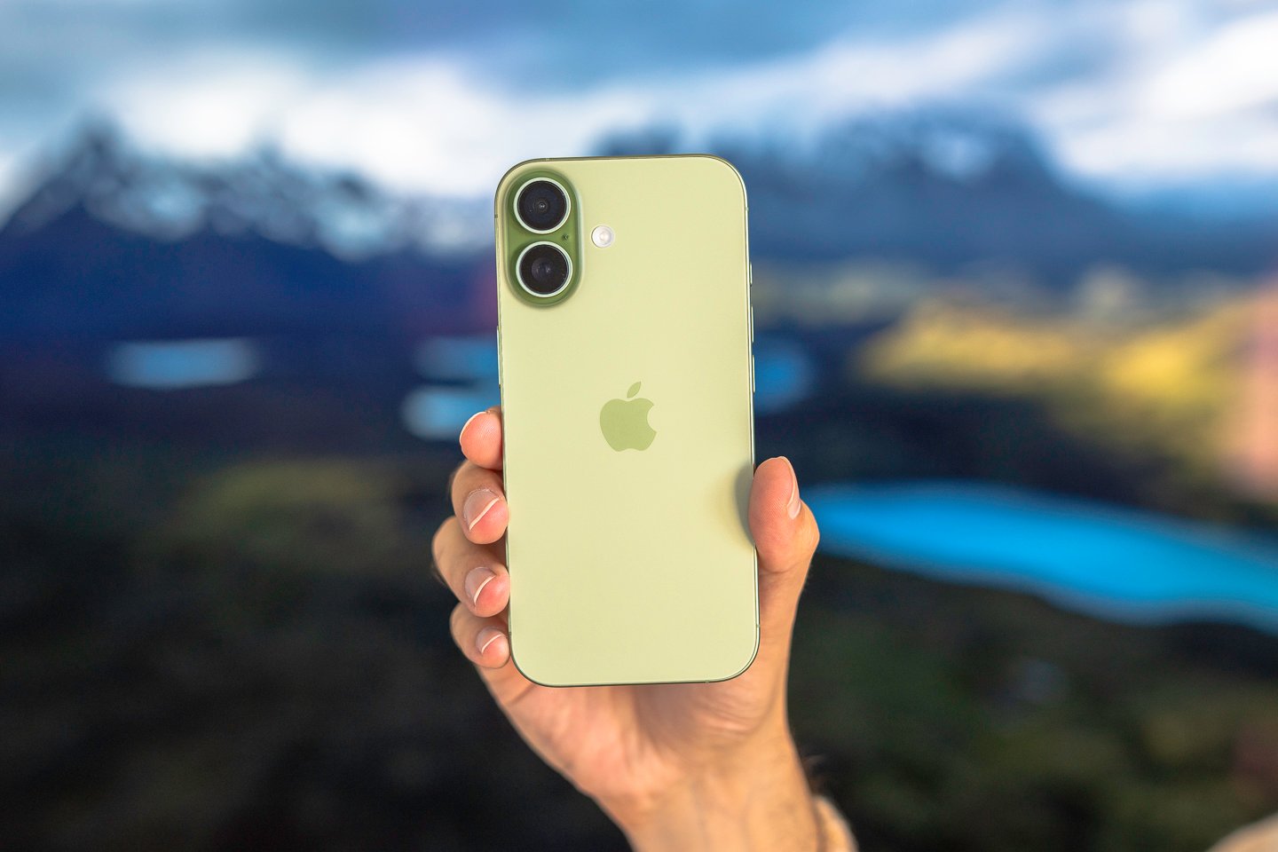 L'iPhone 17 dans sa finition Sauge. © Pierre Crochart pour Clubic.com