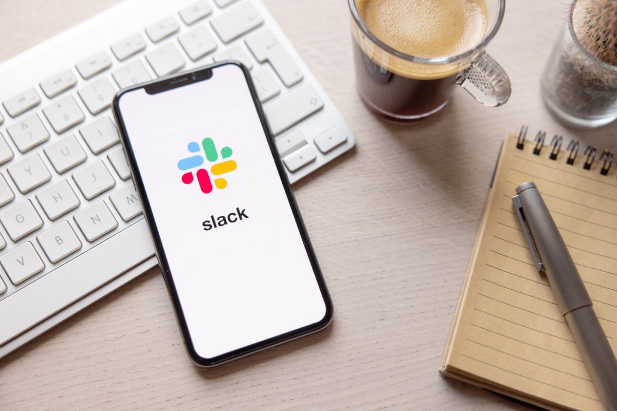 Le logo de l'application Slack sur un smartphone. ©Kaspars Grinvalds / Shutterstock