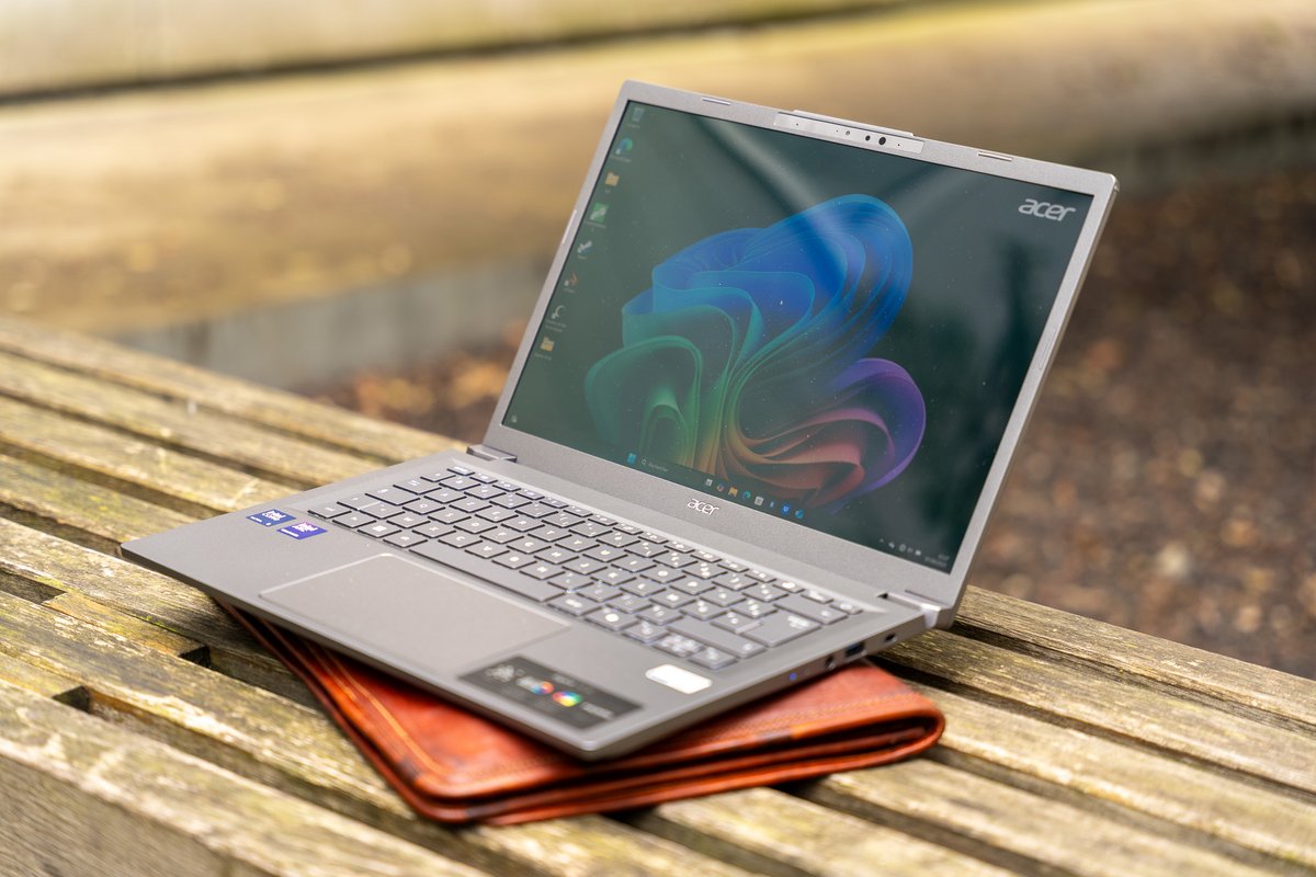 L’Acer Aspire 14 AI réussit à combiner écran OLED, plateforme CPU récente et connectique haut de gamme dans un budget démarrant à 800€. ©Nathan Le Gholisse