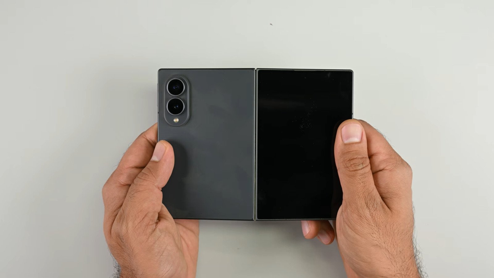 Le Z Fold 8 pourrait avoir un concurrent de taille dès la rentrée. ©iFixit