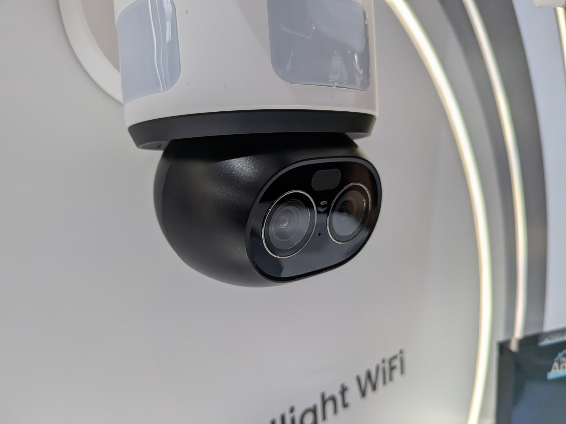 La double optique PTZ de la caméra TrackFlex Floodlight WiFi. On distingue juste au-dessus les capteurs de présence infrarouge passifs. ©Nicolas Guyot pour Clubic