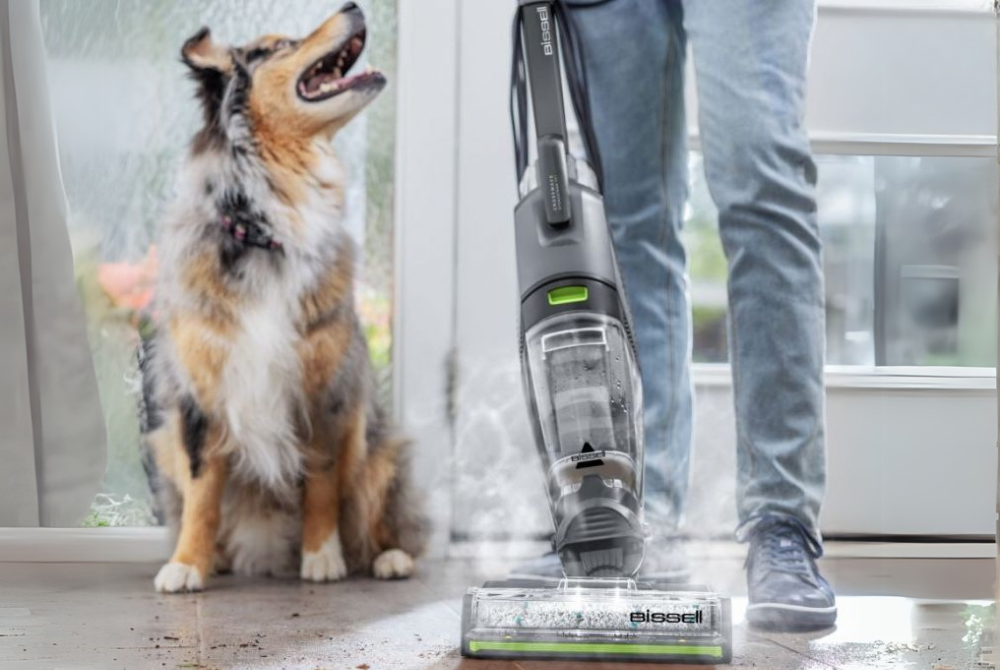 Une large brosse de 25 cm pour couvrir un max de surface en un passage ! © BISSELL