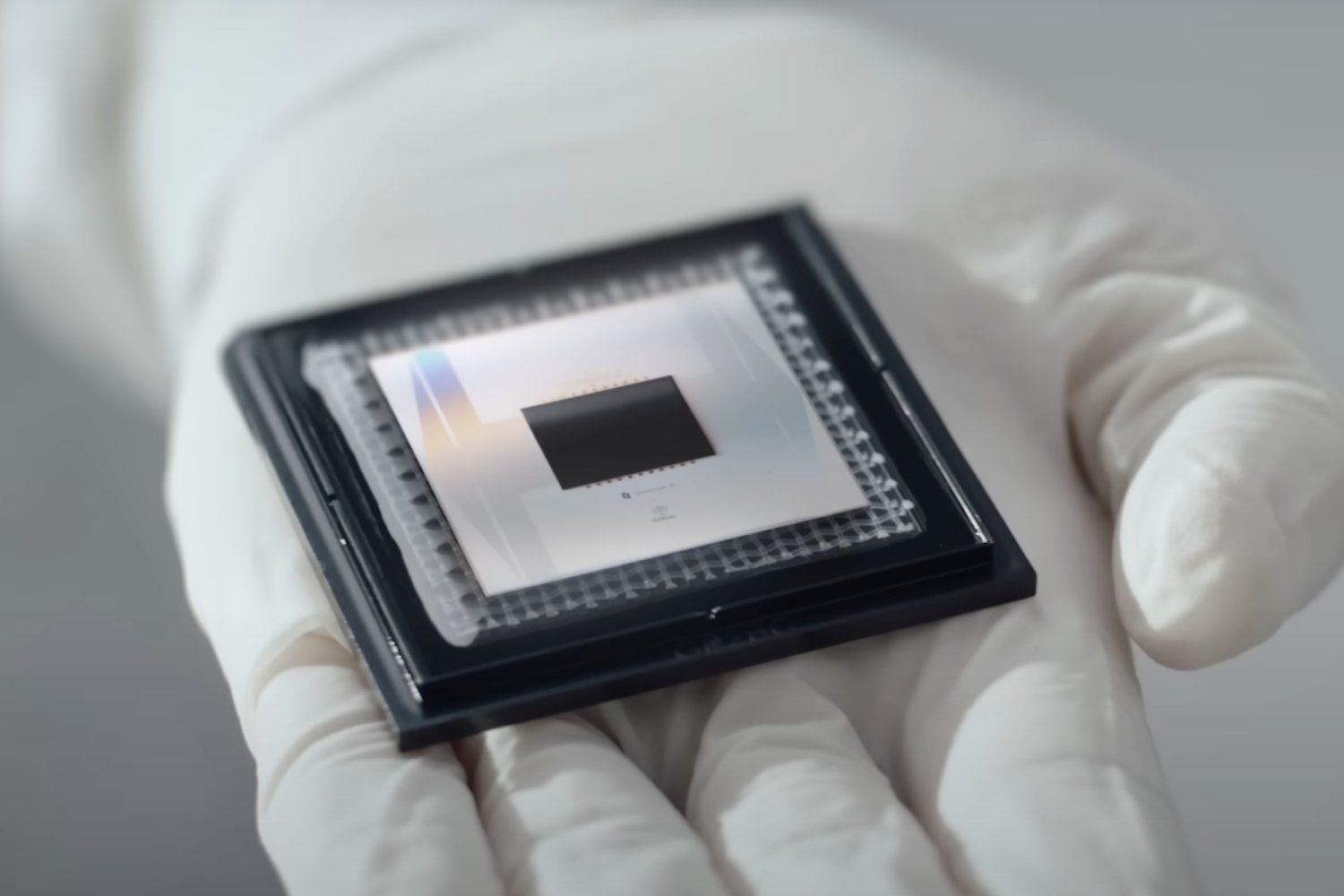 La puce quantique Willow de Google tenue dans la paume d'une main © Google