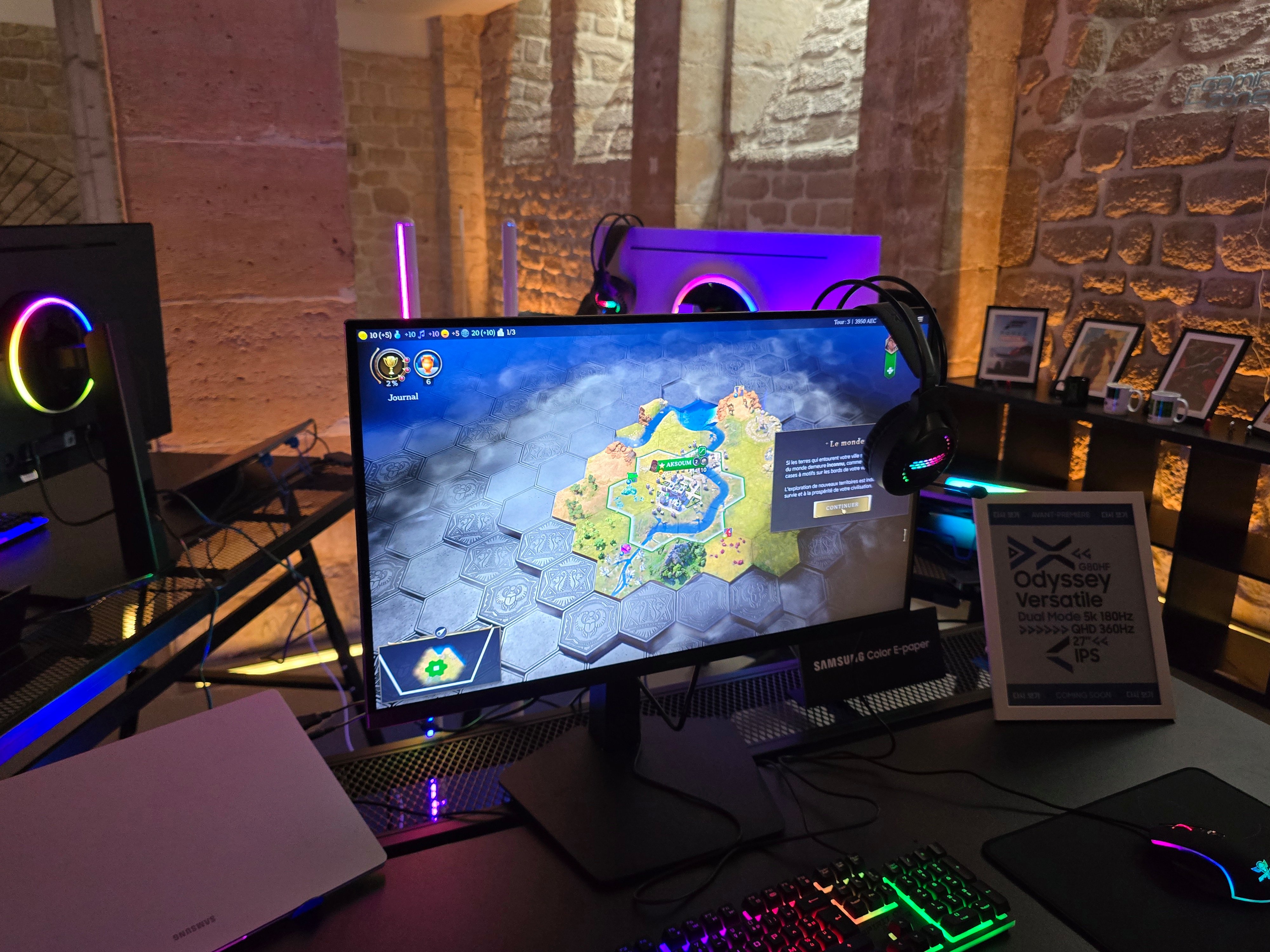 Le Samsung Odyssey G8 (G80HF) et sa dalle IPS 5K en 27 pouces. © Matthieu Legouge