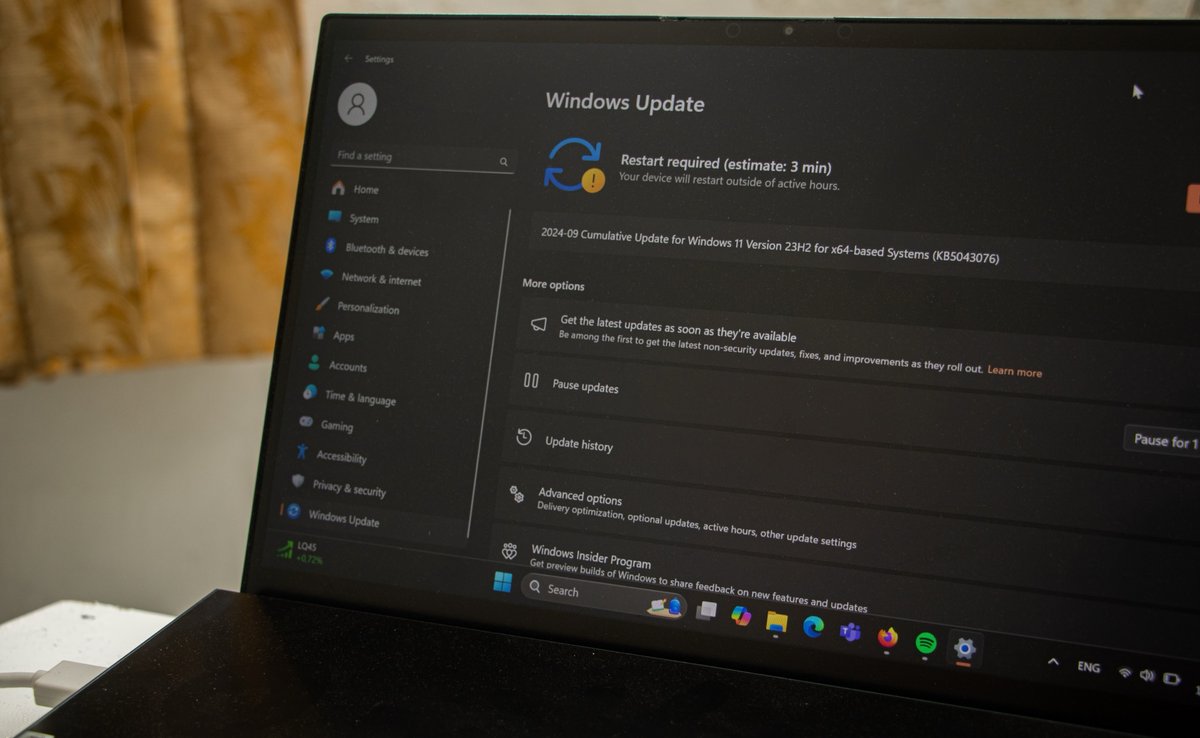 Windows 11 24H2 : le patch qui débloque Windows Update est là (mais les problèmes continuent). © willi Lumintang / Shutterstock