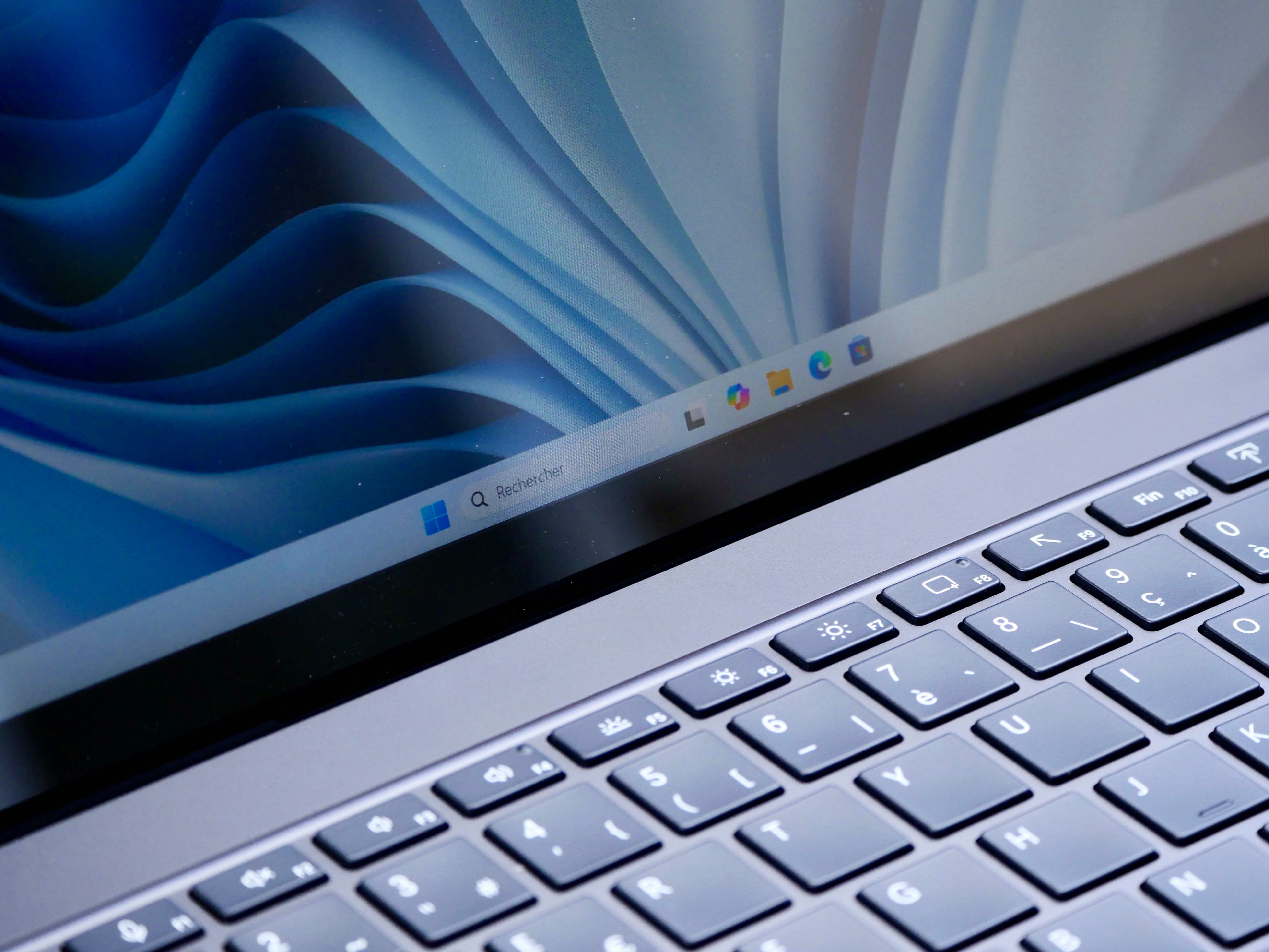 Microsoft a publié une nouvelle mise à jour à destination de ses Surface Pro 11 et Surface Laptop 7. © Nathan Le Gohlisse pour Clubic