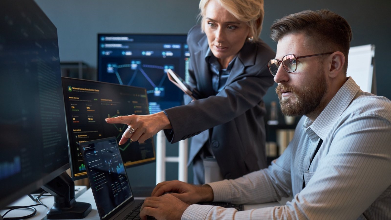 En copiant les droits d'un collègue plutôt qu'en les créant, le technicien transmet aussi les routines que ce collègue a accumulées au fil du temps - ©Dragon Images / Shutterstock
