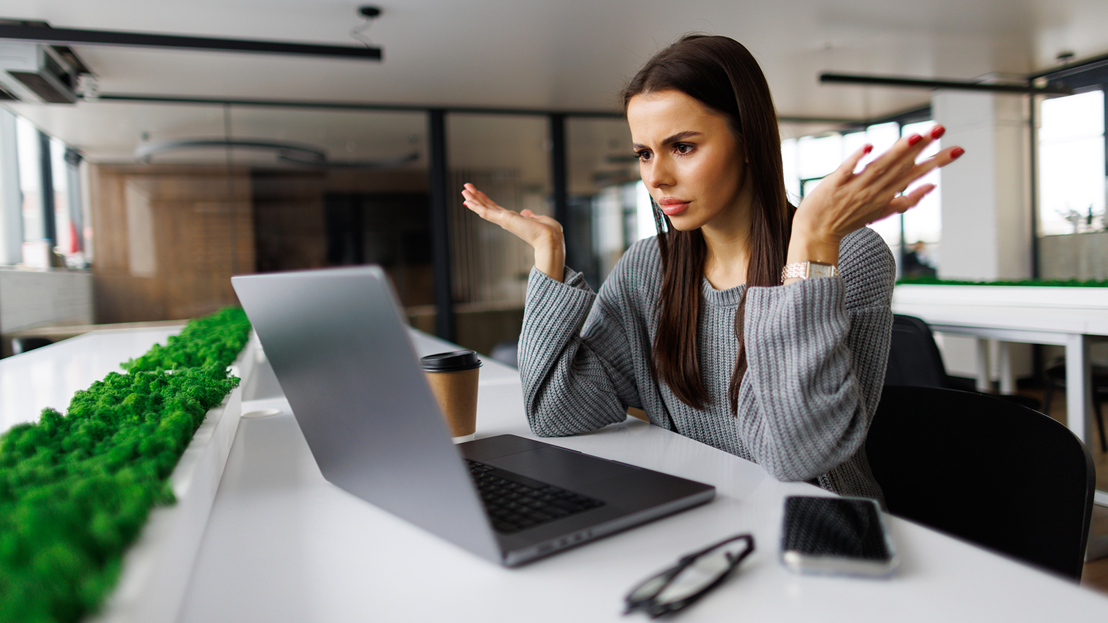 Dans une messagerie professionnelle ou partagée, prévenir rapidement ses collègues limite la propagation du lien en interne ou vers les clients. ©Shutterstock