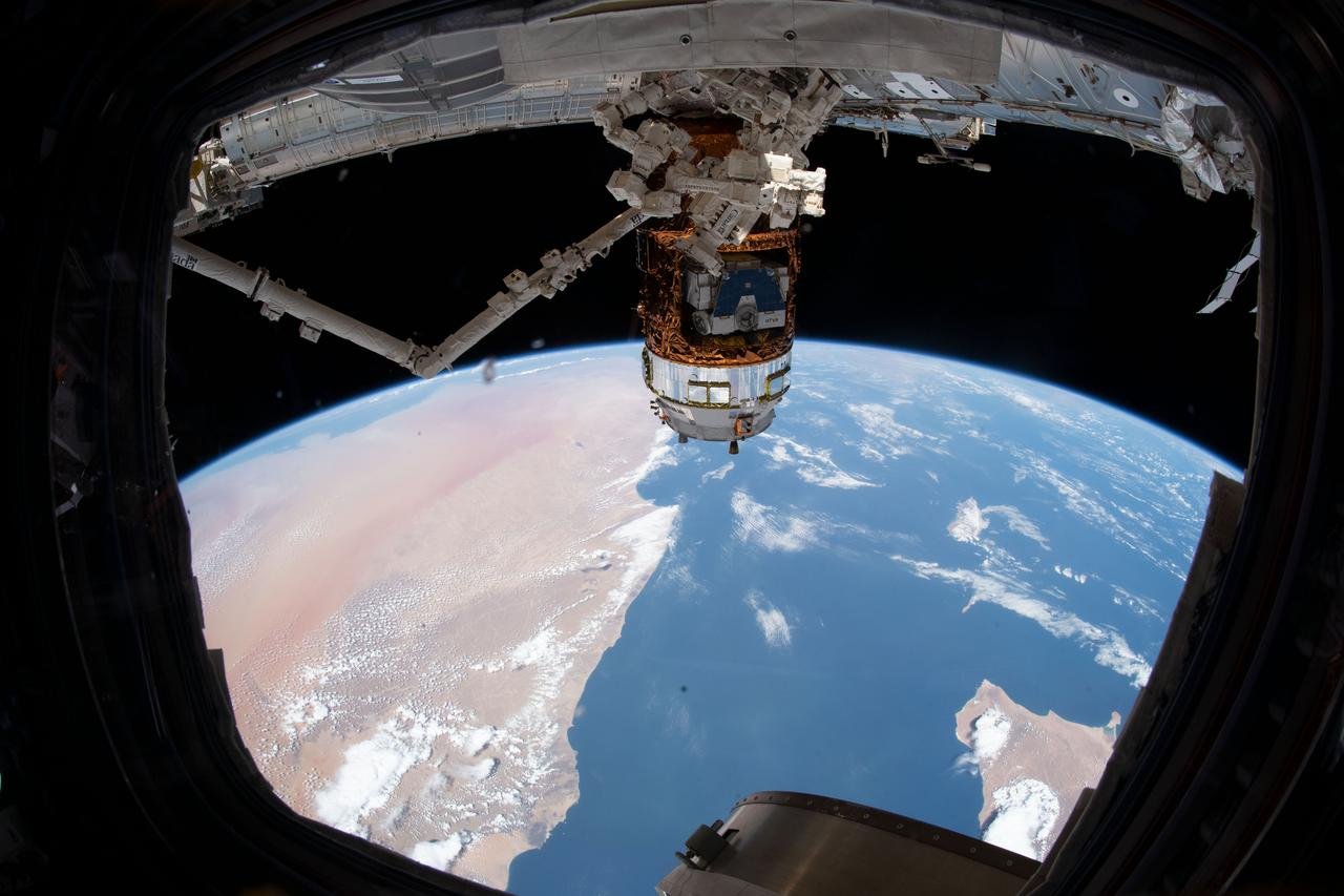 HTV-8 avec une palette contenant des batteries pour l'ISS, amarré à la station. Crédits NASA