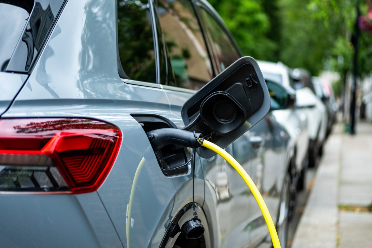 Il faut faire attention à un détail lorsqu'on achète une voiture électrique d'occasion. ©William Barton / Shutterstock