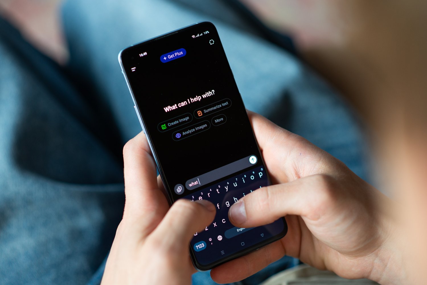 Une personne utilise ChatGPT. ©Yarrrrrbright / Shutterstock