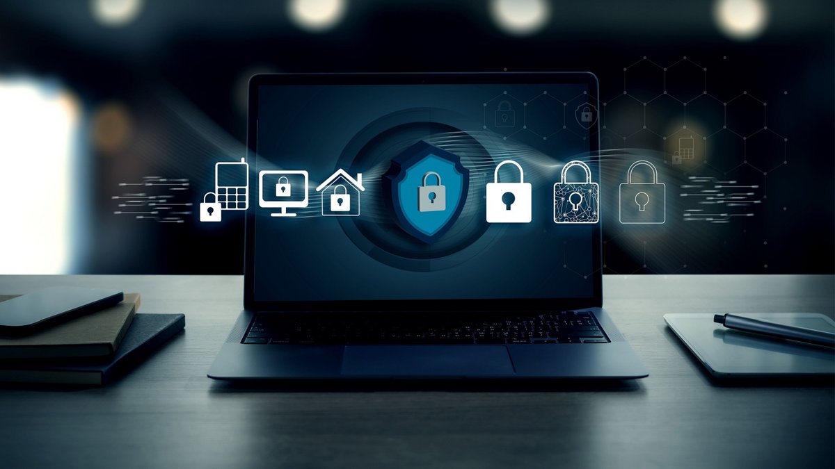 Que vous cherchiez un antivirus gratuit pour Windows, Android, ou même Mac, ce guide vous aidera à prendre une décision éclairée pour sécuriser votre vie numérique - © Shutterstock