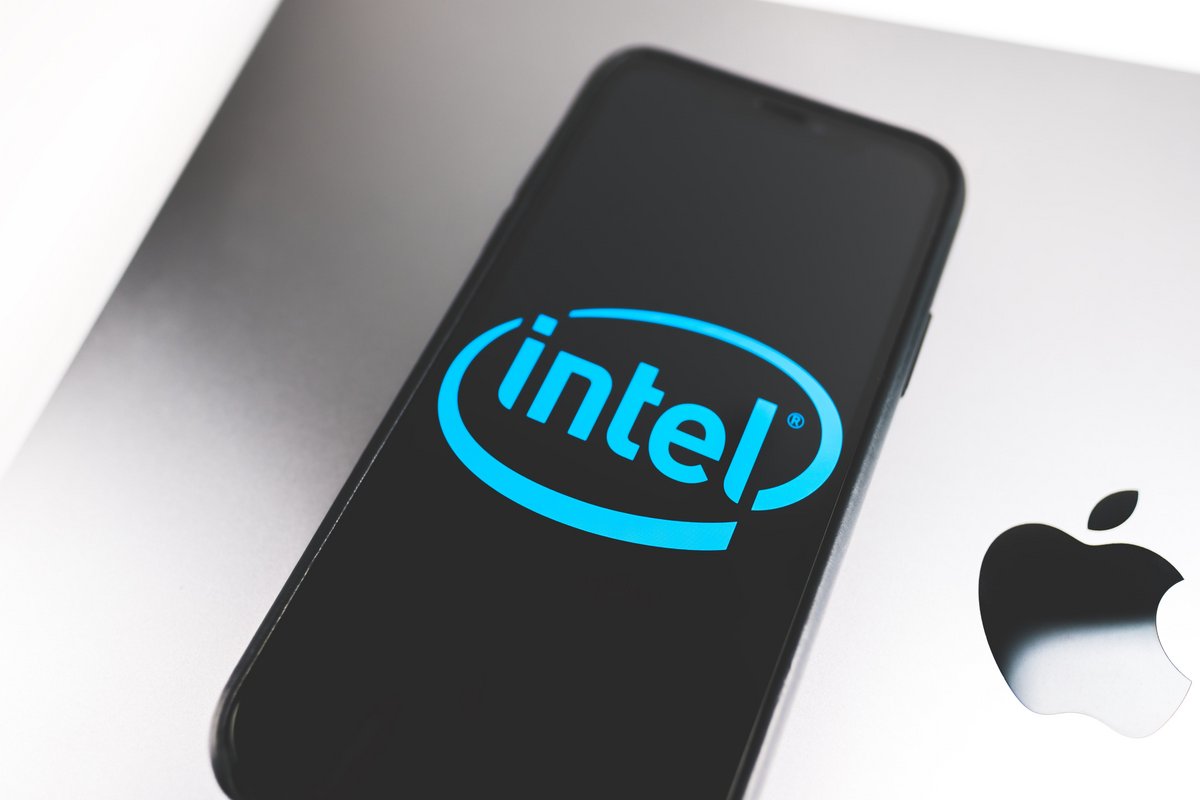 Intel pourrait fabriquer les puces iPhone 21 en 2028 pour le segment non-Pro. © Shutterstock