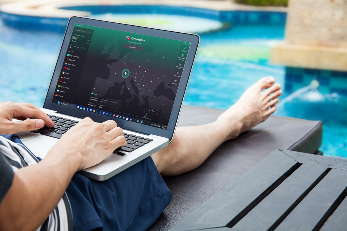 Vous vous connectez au Wi-Fi de votre location de vacances ? Voici comment éviter les mauvaises surprises. © Twinsterphoto / Shutterstock