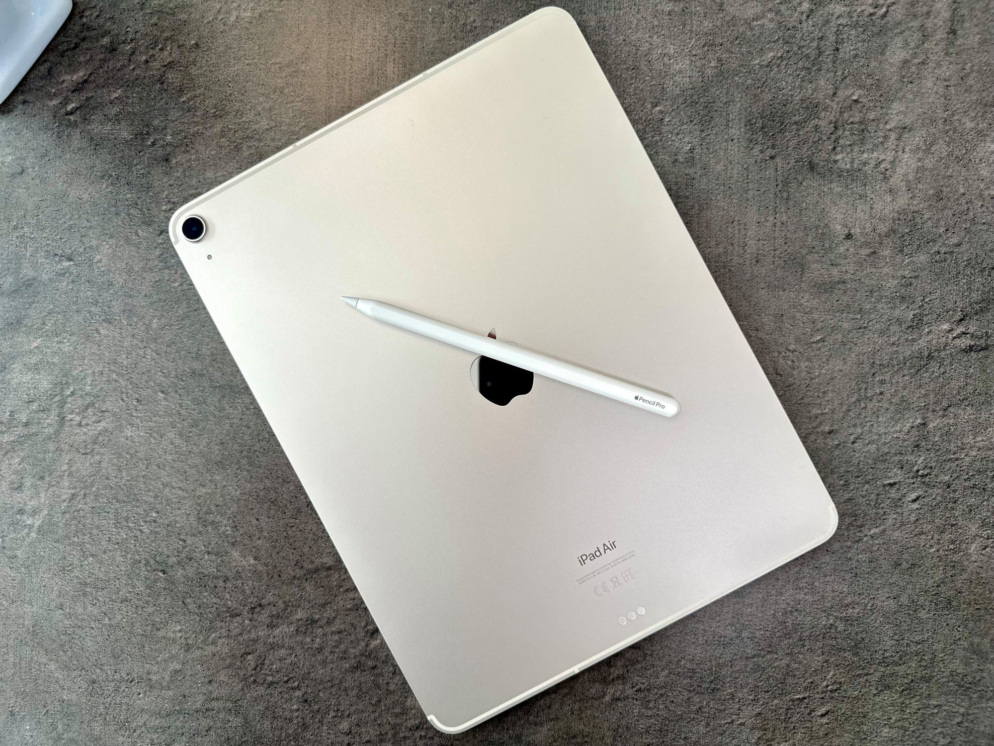 Jusqu'alors reservé aux iPad, Apple a considéré un nouvel Apple Pencil pour accompagner son iPhone pliable. Mission annulée ! © Mathieu Grumiaux pour Clubic