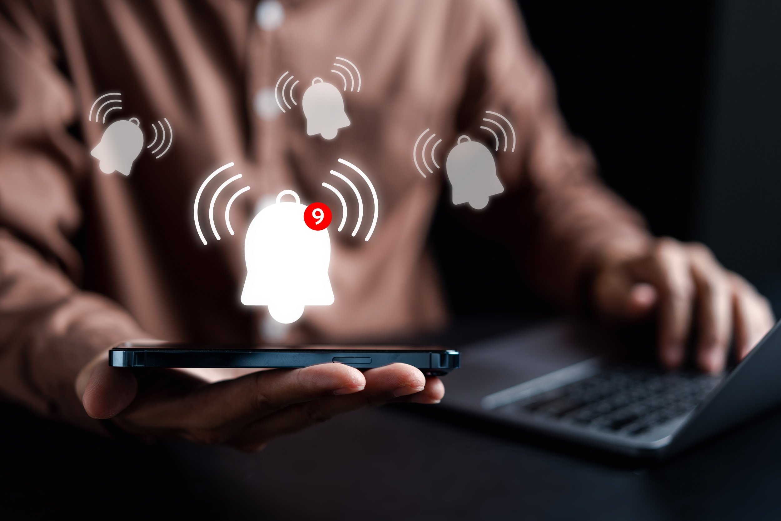 A 130 km/, une notification détourne votre attention de la route pendant 450 mètres - ©MMD Creative / Shutterstock