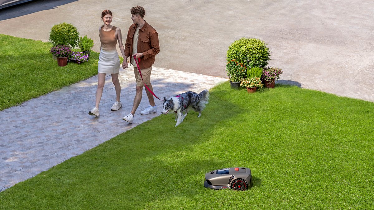 Le MOVA 1000 est un robot tondeuse complet, capable d’entretenir plusieurs zones faisant jusqu’à 1000m², avec une surface totale de 2000 m², et de naviguer entre ces zones sans activer les lames ©Mova