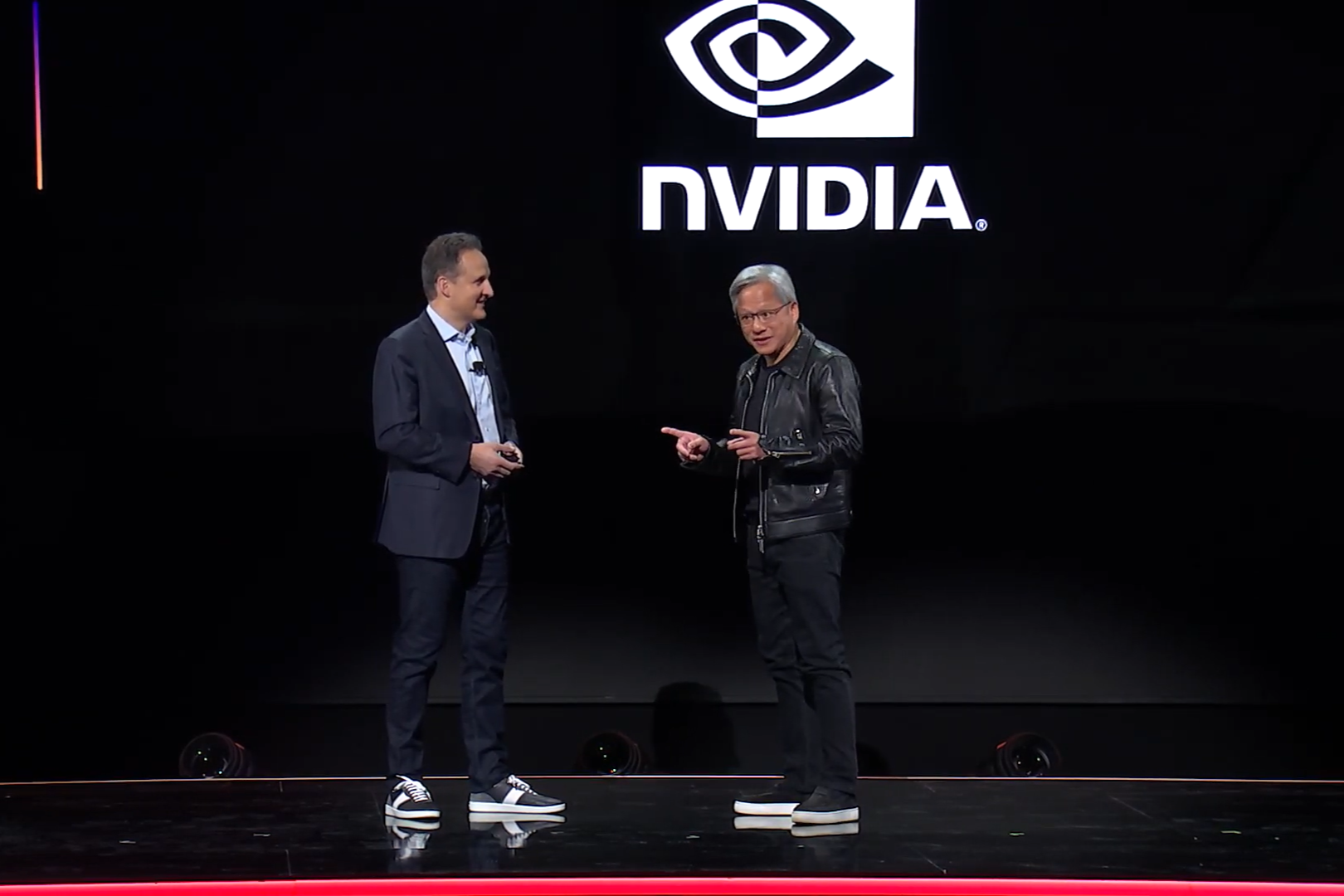 Jensen Huang, le patron de Nvidia (à droite), avec celui d'Amazon Web Services, Adam Selipsky (à gauche) © AWS