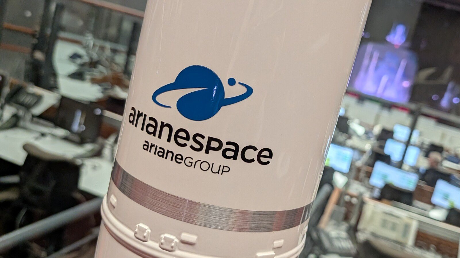Un aperçu de la réplique d'Ariane 6, installée dans la salle de contrôle du Centre spatial guyanais, à Kourou. © Alexandre Boero / Clubic