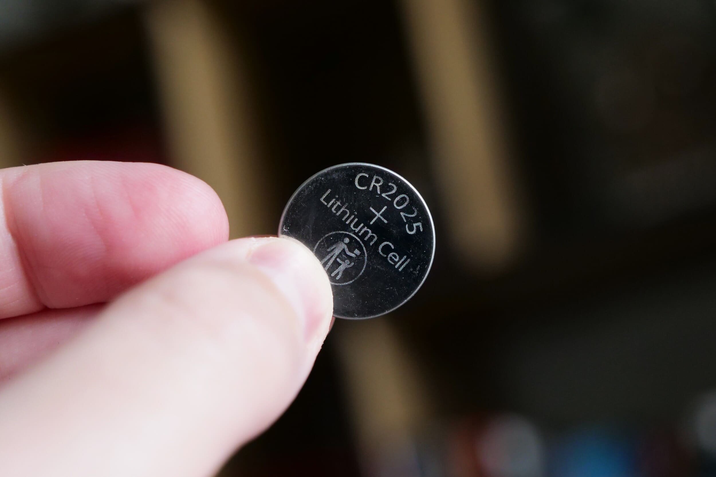 Les piles boutons au lithium peuvent représenter un grave danger © Alexandre Boero / Clubic