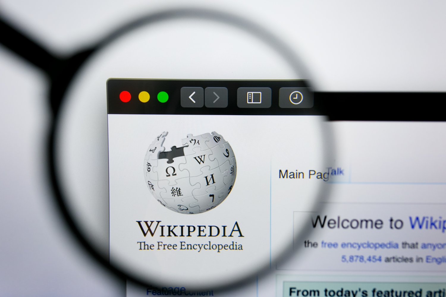 Wikipédia combat l'utilisation de l'IA dans ses articles. ©II.studio / Shutterstock