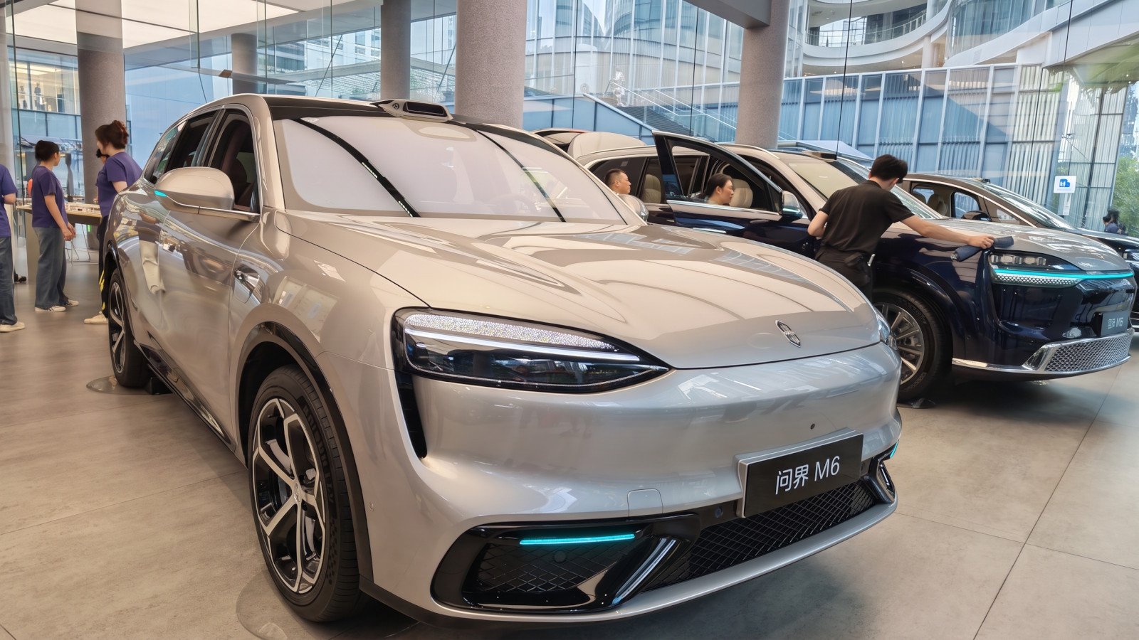 À Shenzhen, Huawei expose des voitures de son écosystème automobile aux côtés des smartphones, montres et objets connectés vendus dans ses boutiques. ©Nicolas Guyot pour Clubic