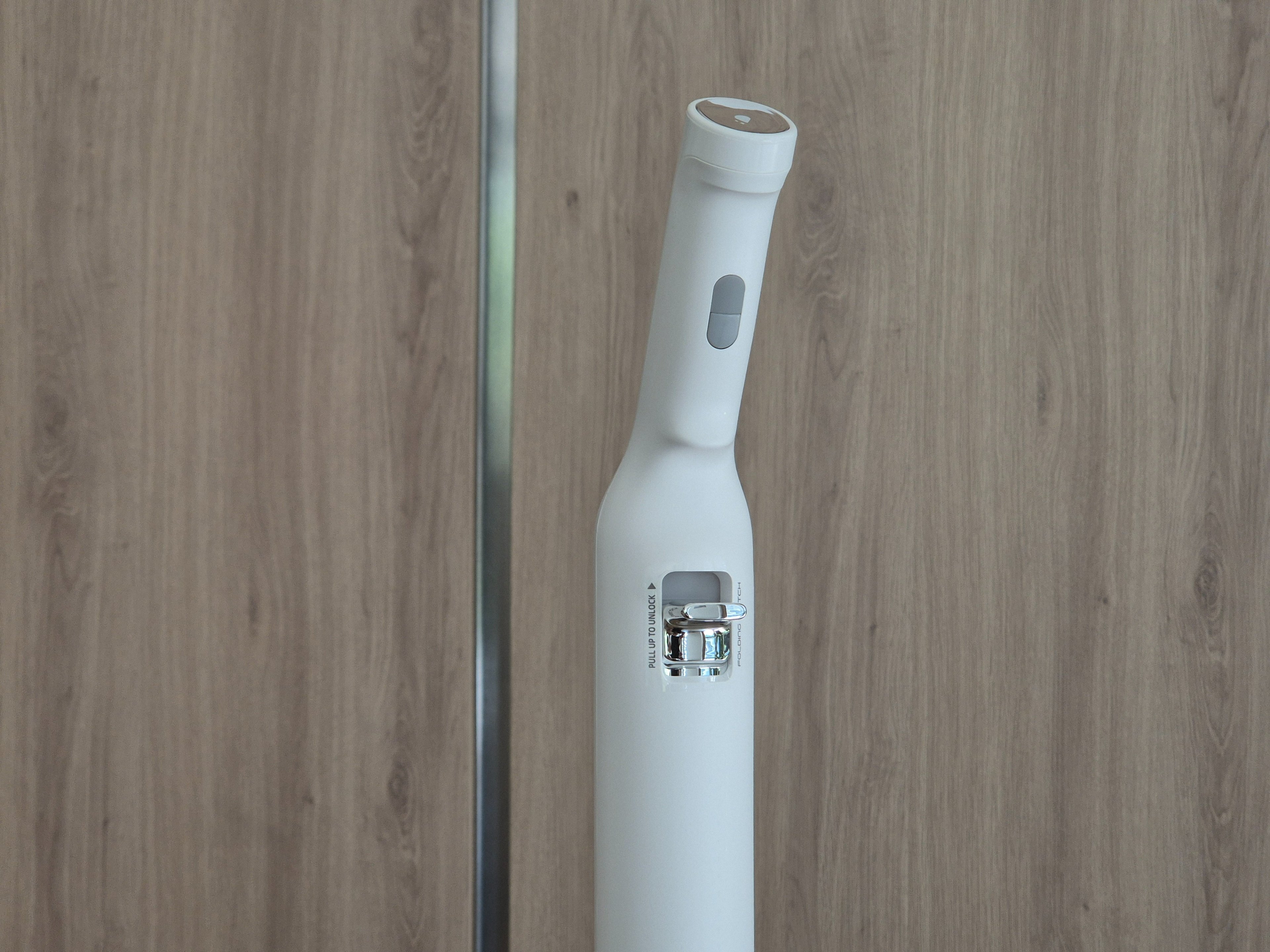Le manche du Tineco Floor One i7 Fold ©Hagop Kavafian pour Clubic