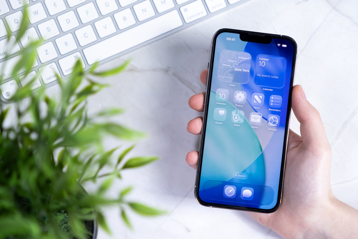 iOS 26 apporte un tout nouveau look, mais il est possible de l'atténuer ©aileenchik / Shutterstock.com
