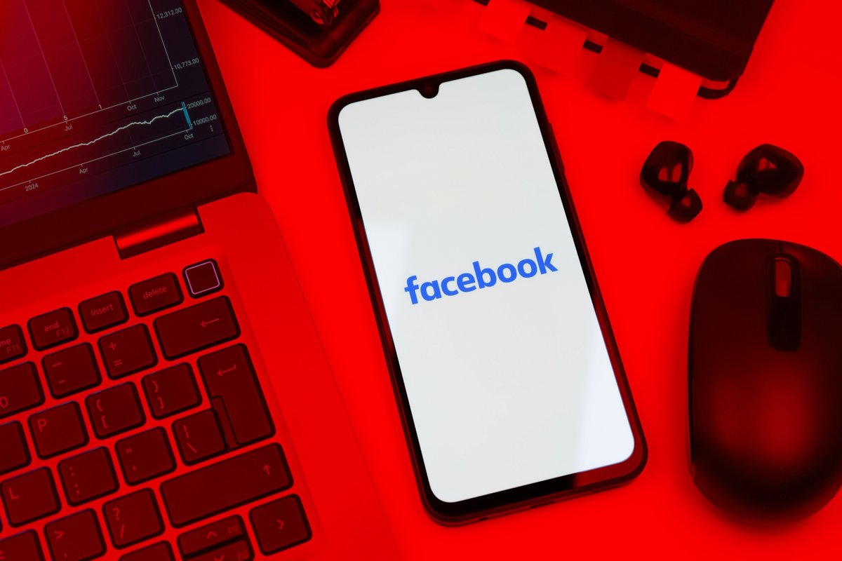 Facebook : un faux outil IA se propage via des pubs malveillantes pour voler vos données. © JarTee / Shutterstock