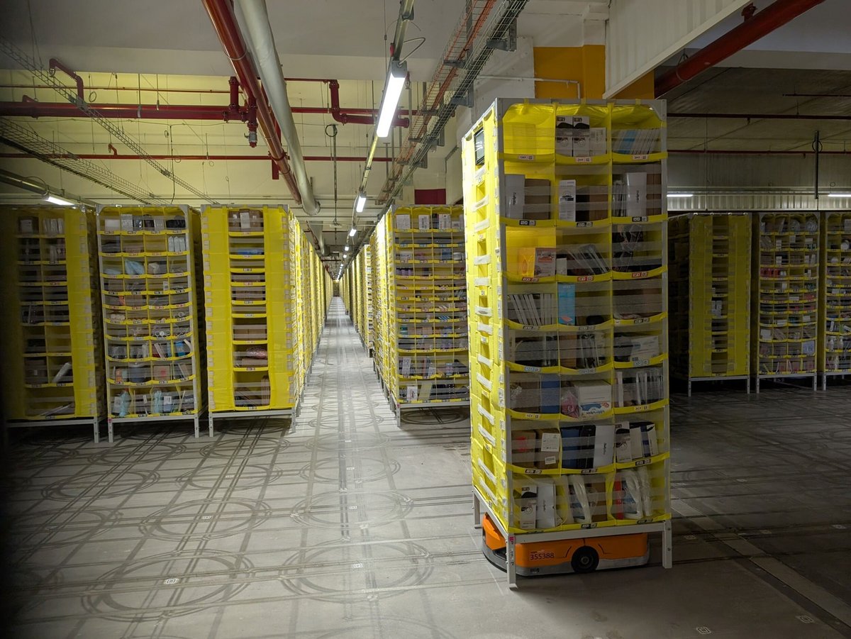 Des armoires remplies de produits à perte de vue ! On se croirait presque dans un data center... © Alexandre Boero / Clubic