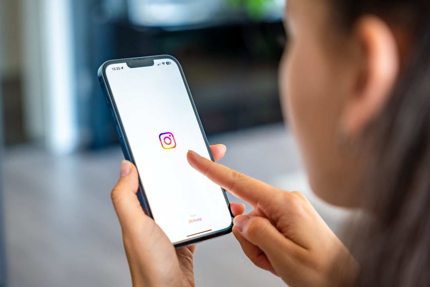 Meta teste une nouvelle fonction (payante) pour Instagram, permettant d'insérer des liens cliquables dans les publications. ©Tatiana Diuvbanova / Shutterstock