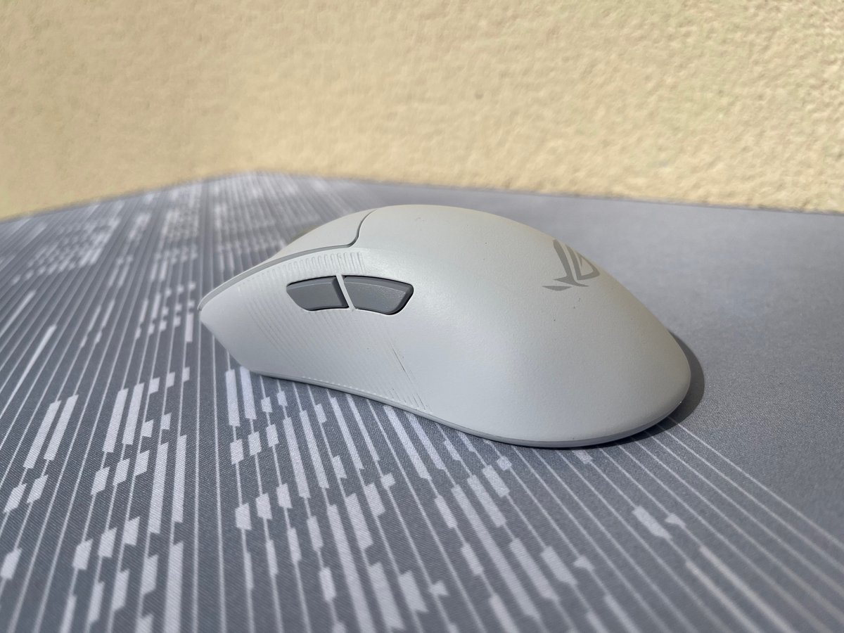 Asus ROG Keris II Ace, ultra légère et ultra précise, accompagnée du tapis ROG Scabbard II Arctic Gray XXL. © Vincent Touveneau