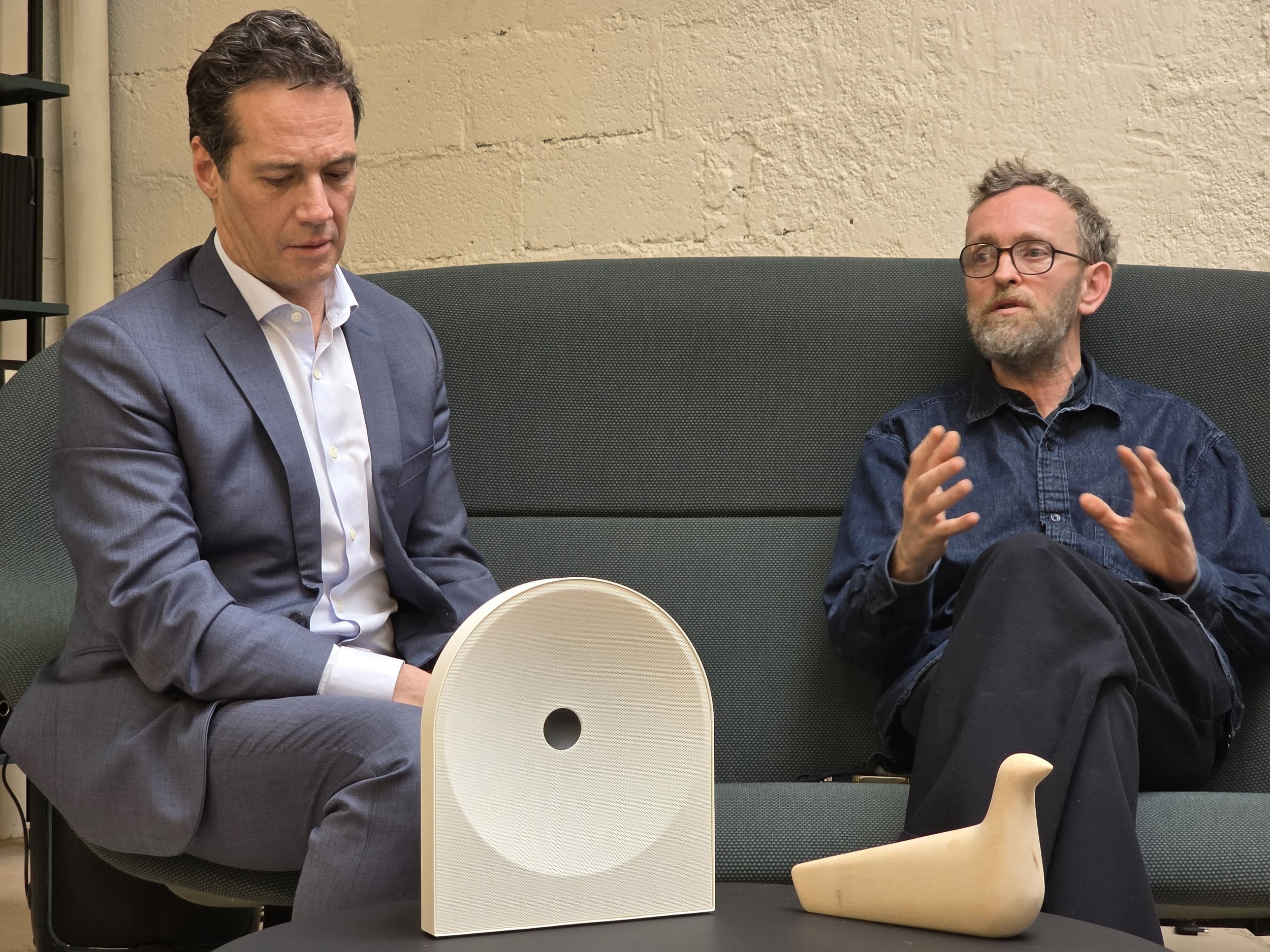 Guillaume Rault et Erwan Bourroullec autour de l'enceinte Music Studio 5. © Guillaume Fourcadier pour Clubic