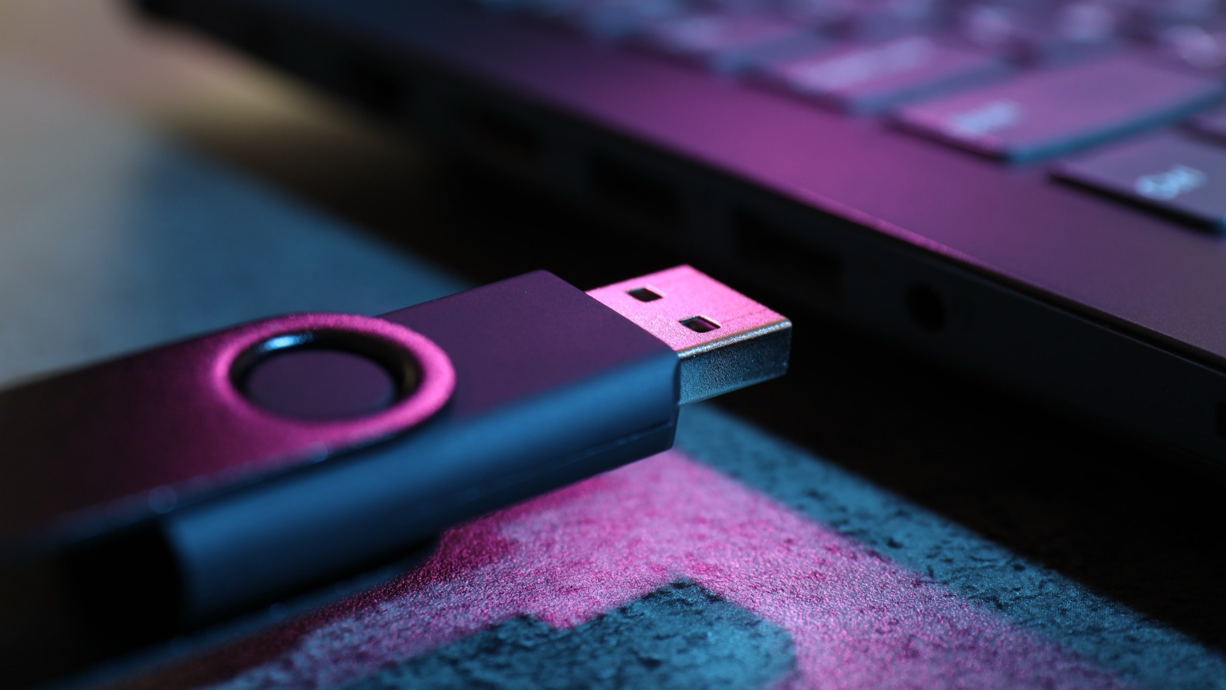Votre clé Windows 11 créée avec Rufus ne respectait pas vos choix ? C’est corrigé. © New Africa / Shutterstock