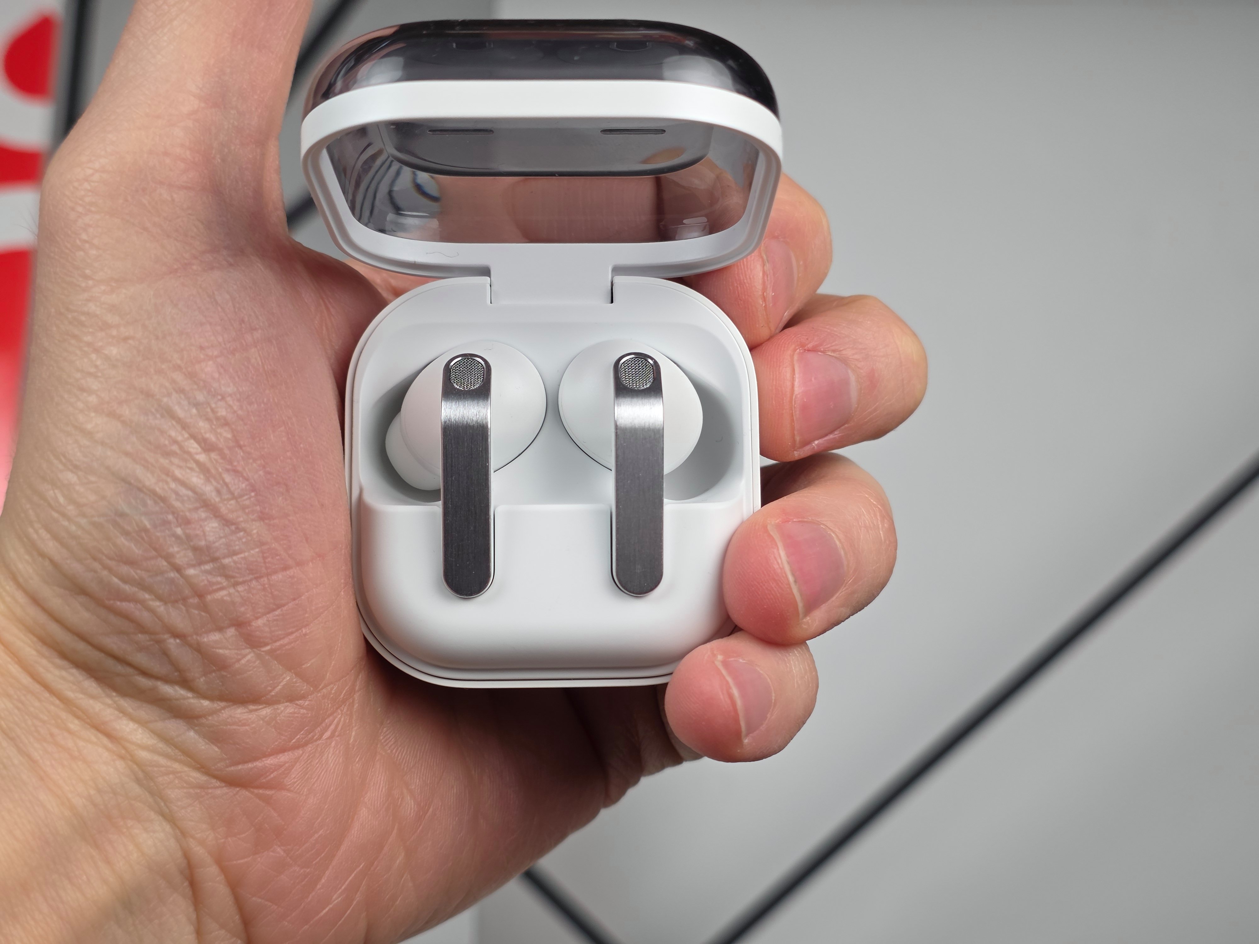 Compacte et dotée d'un capot transparent, la boite de charge reprend la forme de celle des Buds2 Pro © Guillaume Fourcadier pour Clubic