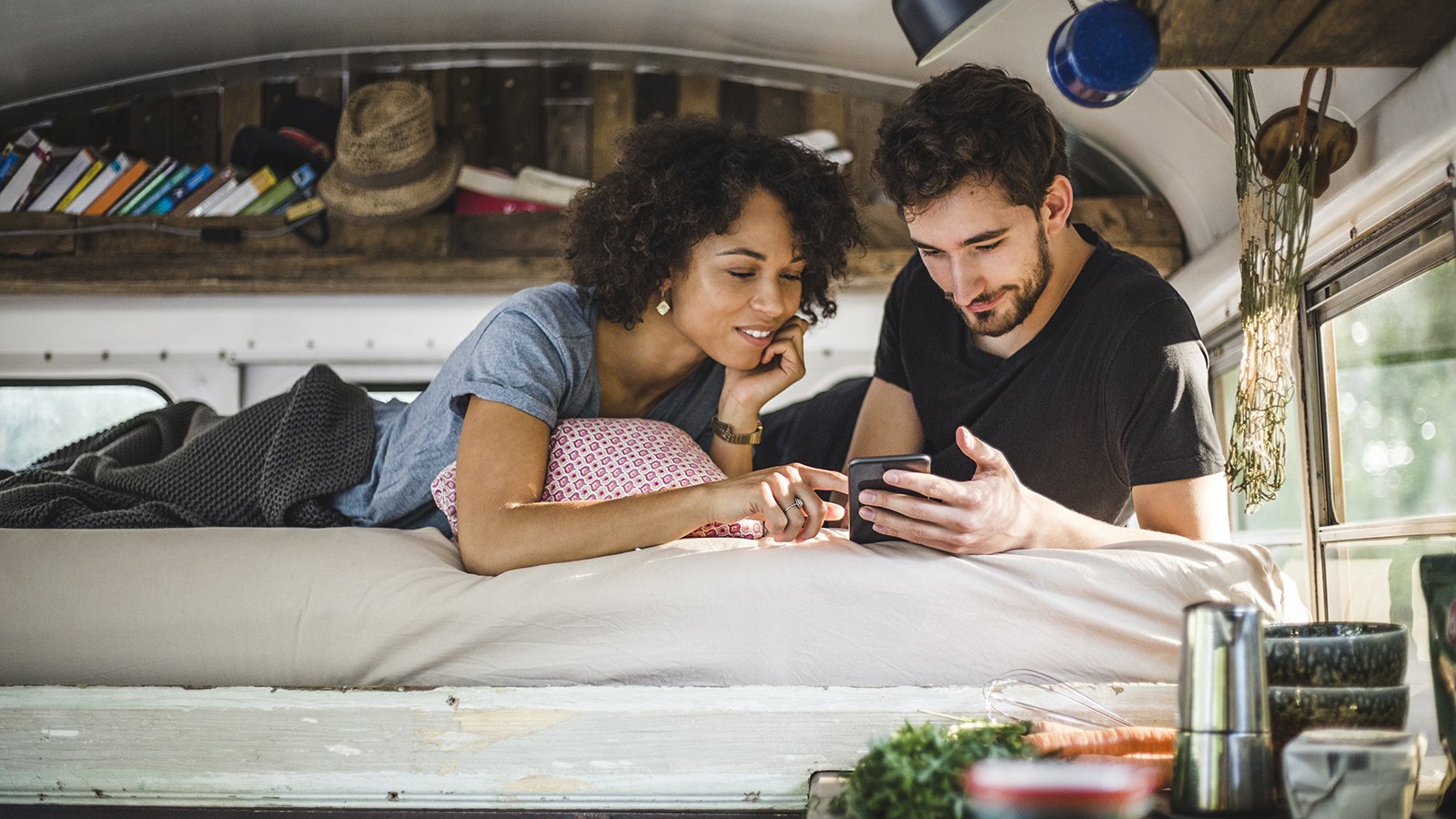 Chez vous, ou en vacances, Norton 360 Deluxe vous accompagne sur vos appareils connectés compatibles.